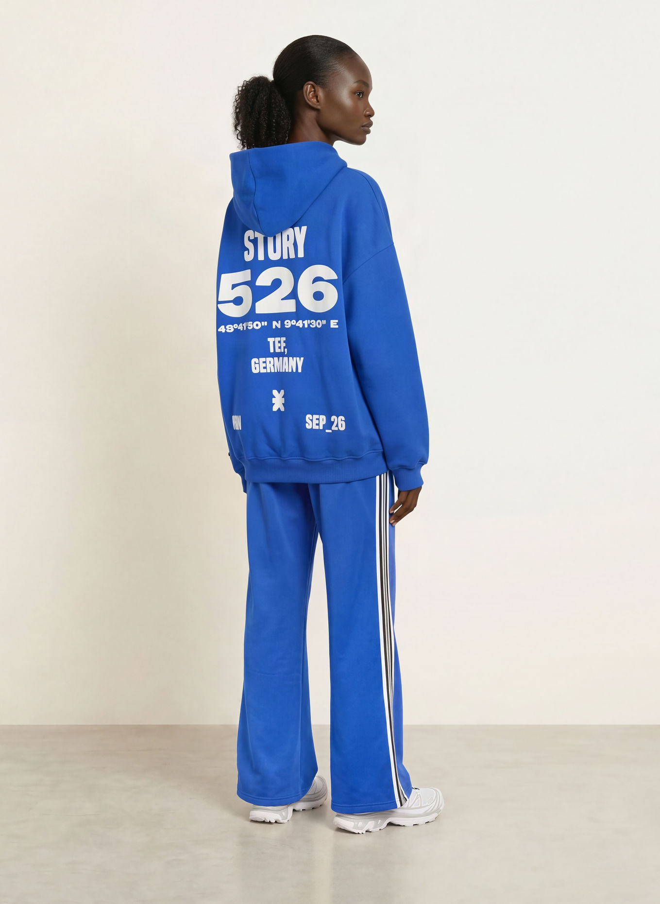 KARO KAUER Sweat à capuche oversize: BLEU / BLANC