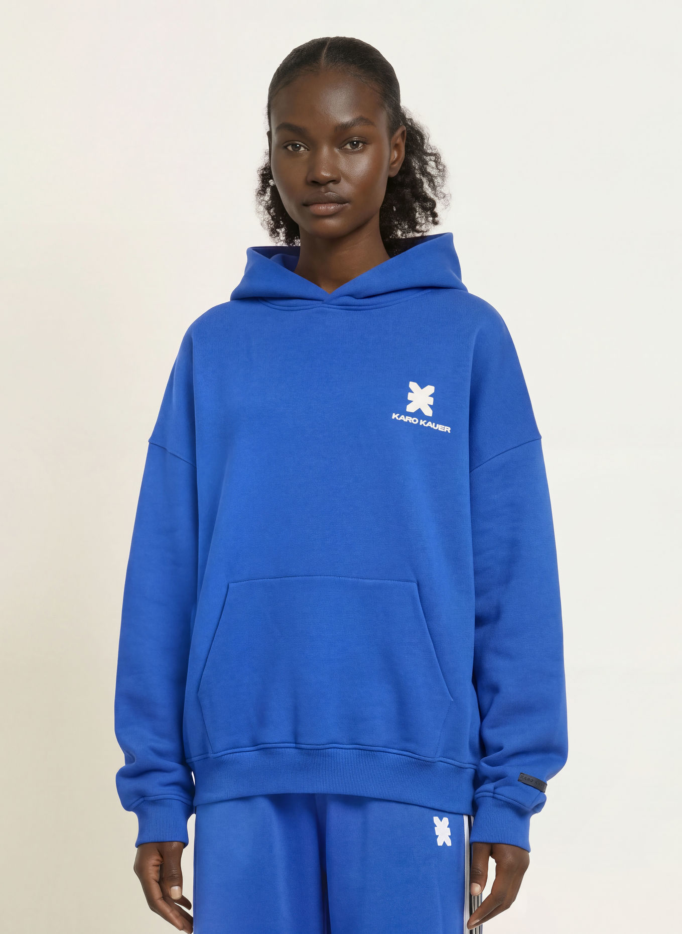 KARO KAUER Sweat à capuche oversize: BLEU / BLANC