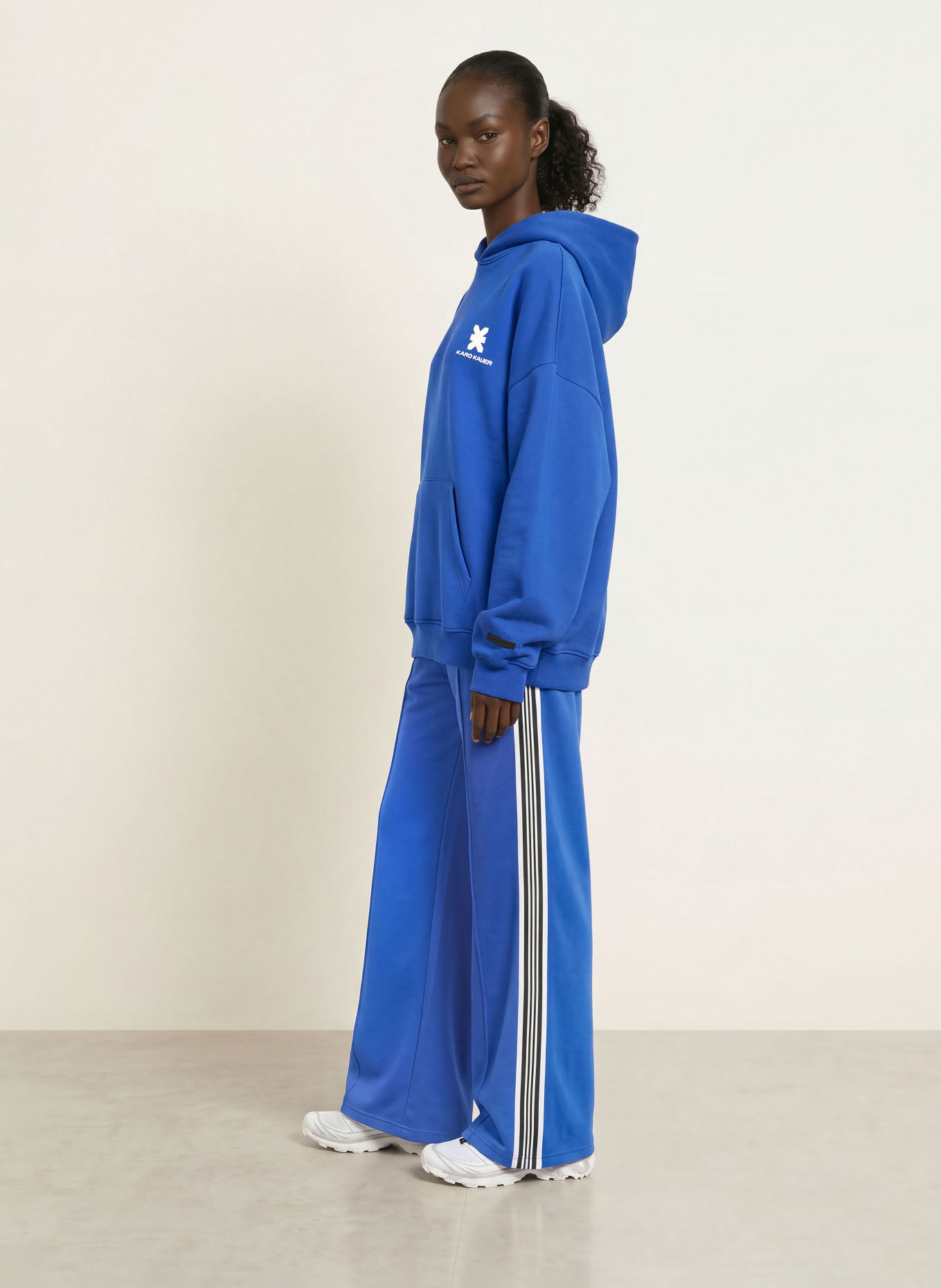 KARO KAUER Sweat à capuche oversize: BLEU / BLANC