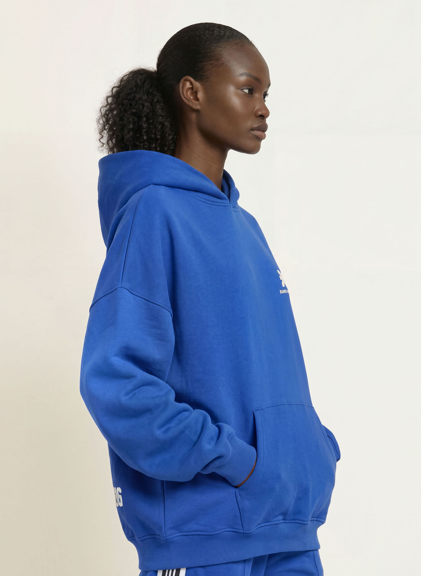 KARO KAUER Sweat à capuche oversize: BLEU / BLANC