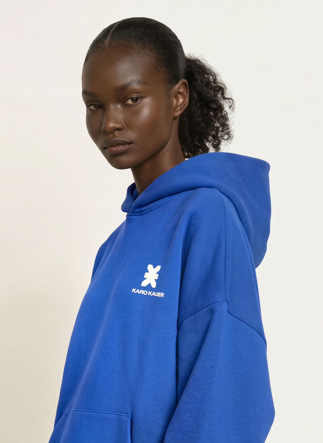 KARO KAUER Sweat à capuche oversize: BLEU / BLANC