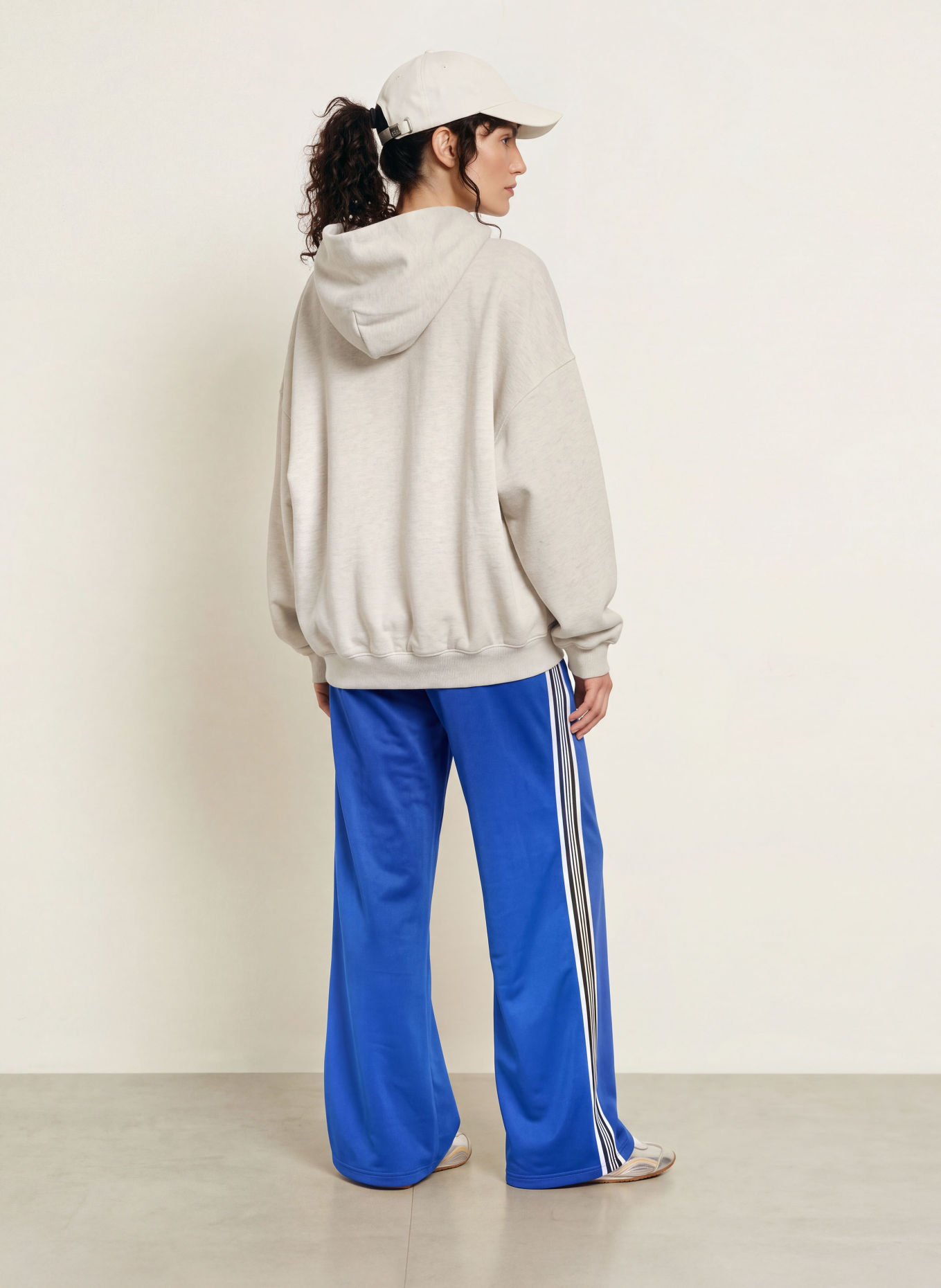 KARO KAUER Sweat à capuche oversize: GRIS CLAIR