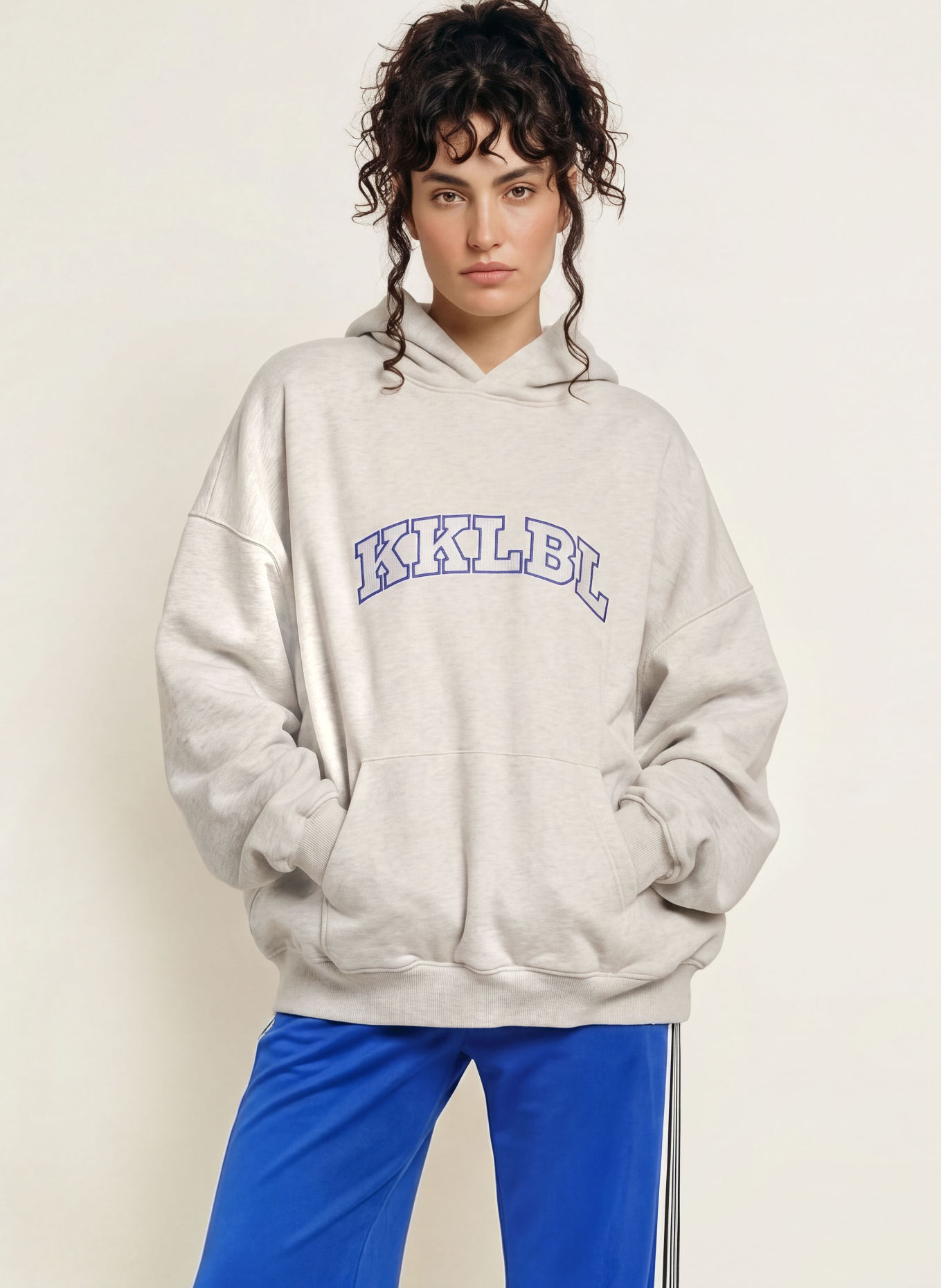 KARO KAUER Sweat à capuche oversize: GRIS CLAIR