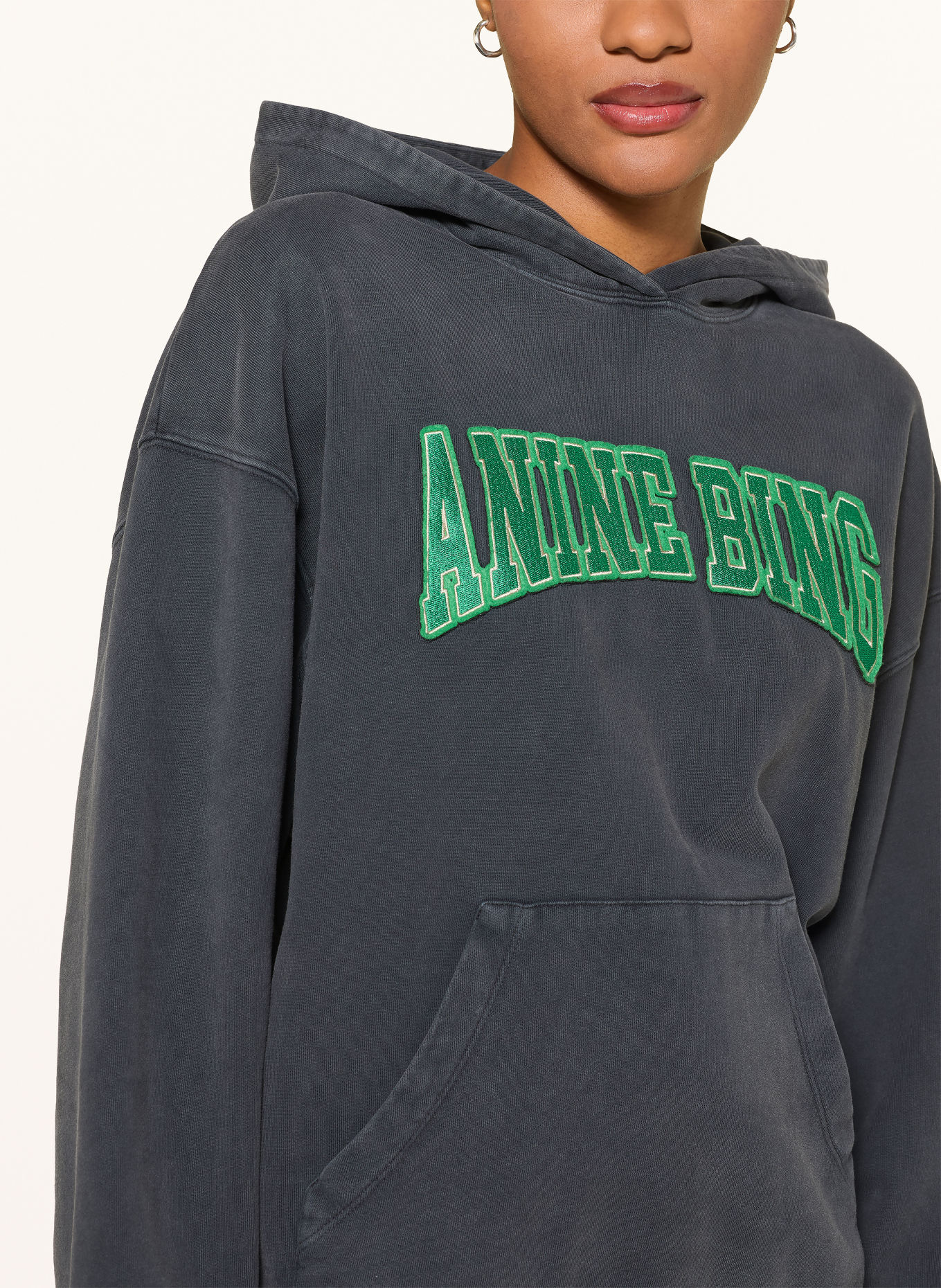 ANINE BING Sweat à capuche HARVEY: GRIS FONCÉ / VERT