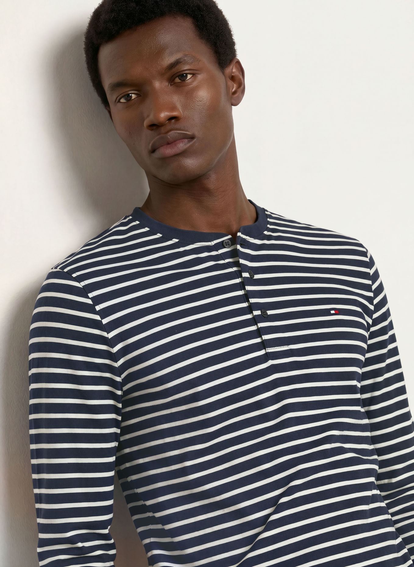 TOMMY HILFIGER Henley-shirt: DONKERBLAUW / WIT