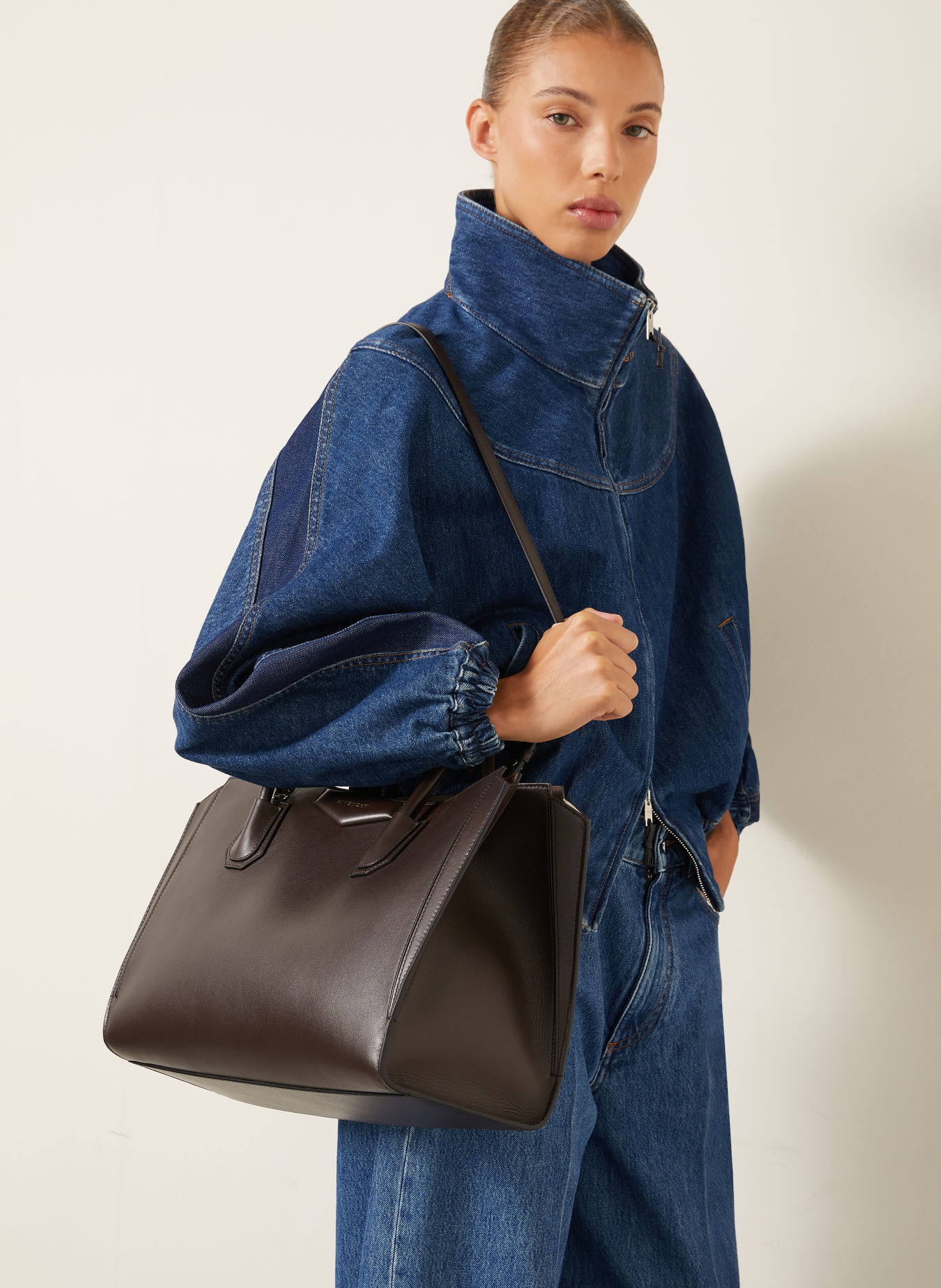 GIVENCHY Shopper ANTIGONA MEDIUM: DUNKELBRAUN / GOLD