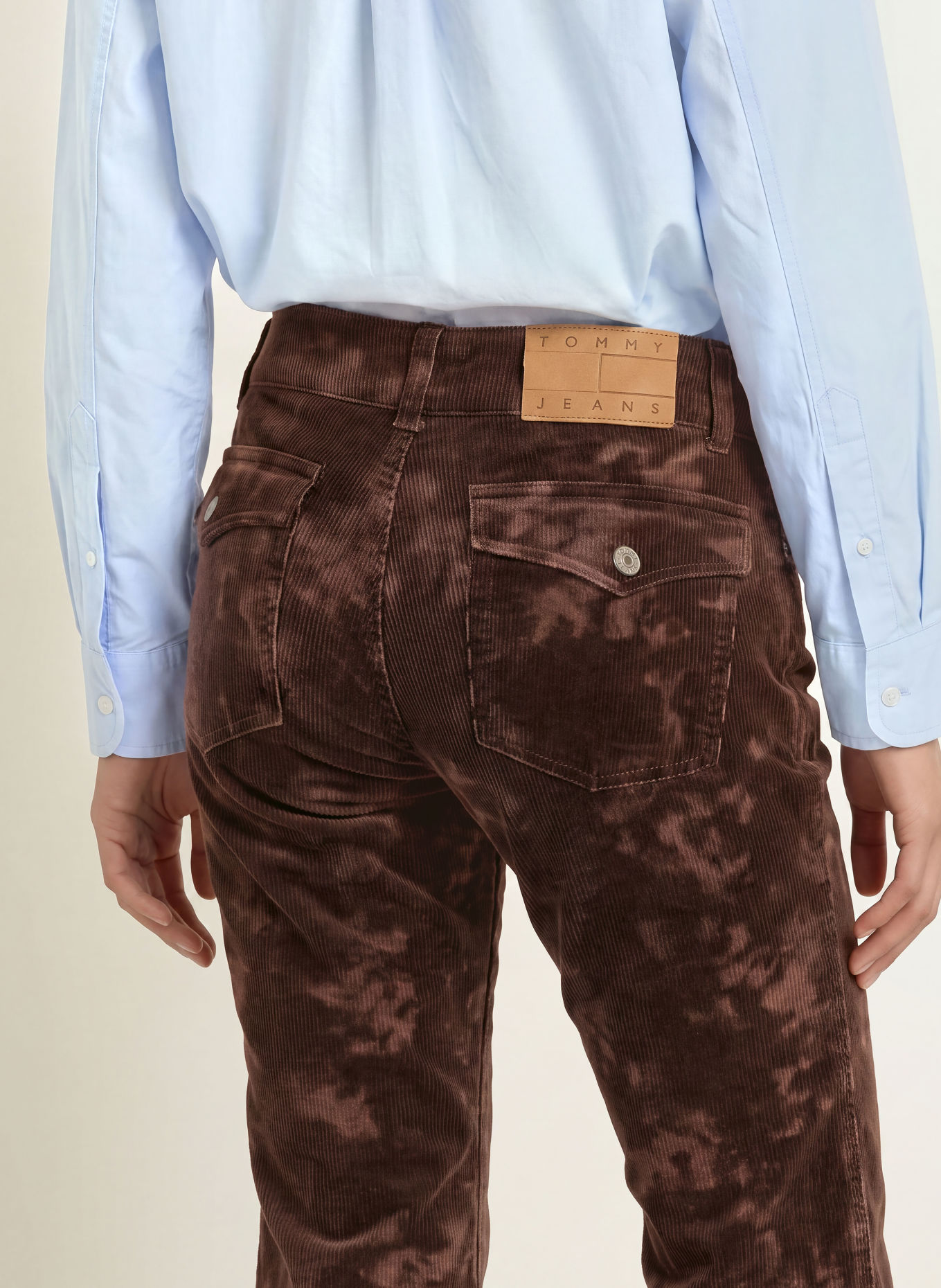 TOMMY JEANS Kordové kalhoty SIA: TMAVĚ HNĚDÁ / SVĚTLE HNĚDÁ