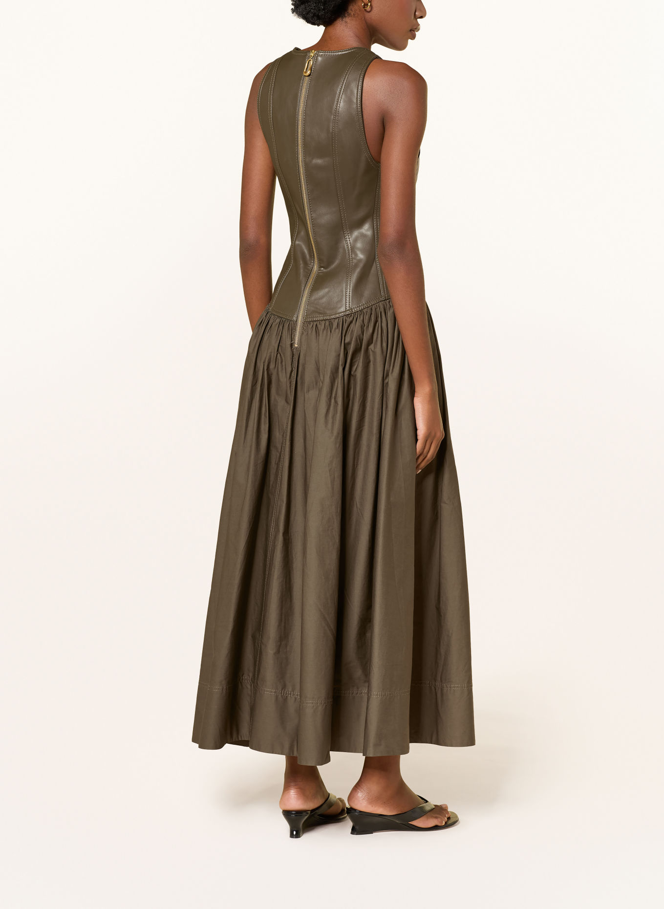 Aje. Kleid ZELIA im Materialmix: KHAKI