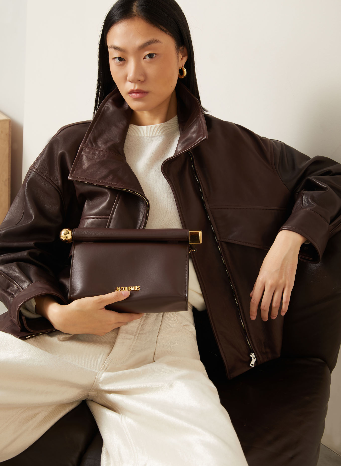 JACQUEMUS Schoudertas LE SAC ROND CARRE: MARRON FONCÉ / GOUD