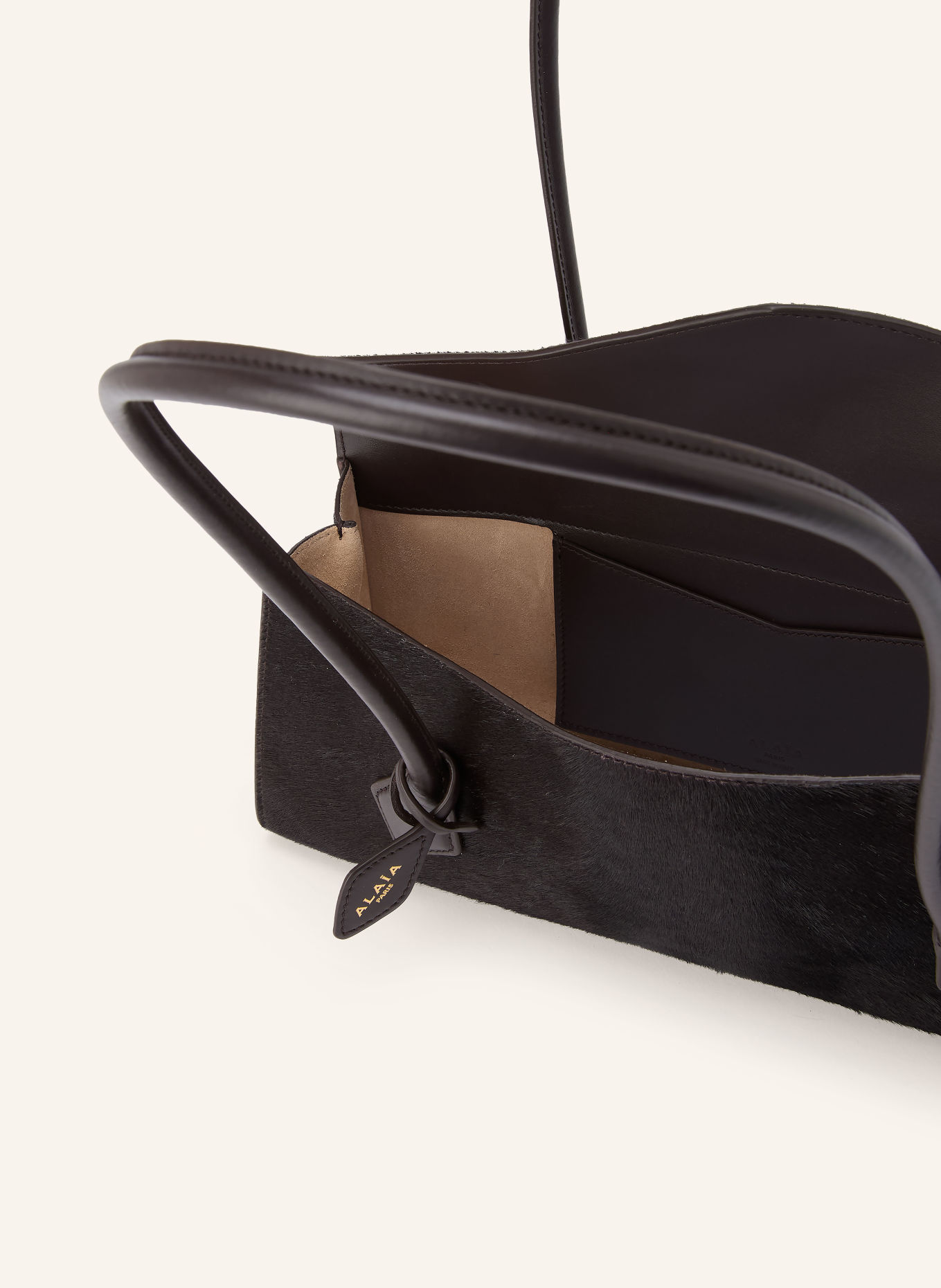 ALAÏA Schultertasche LE TECKEL MEDIUM: DUNKELBRAUN