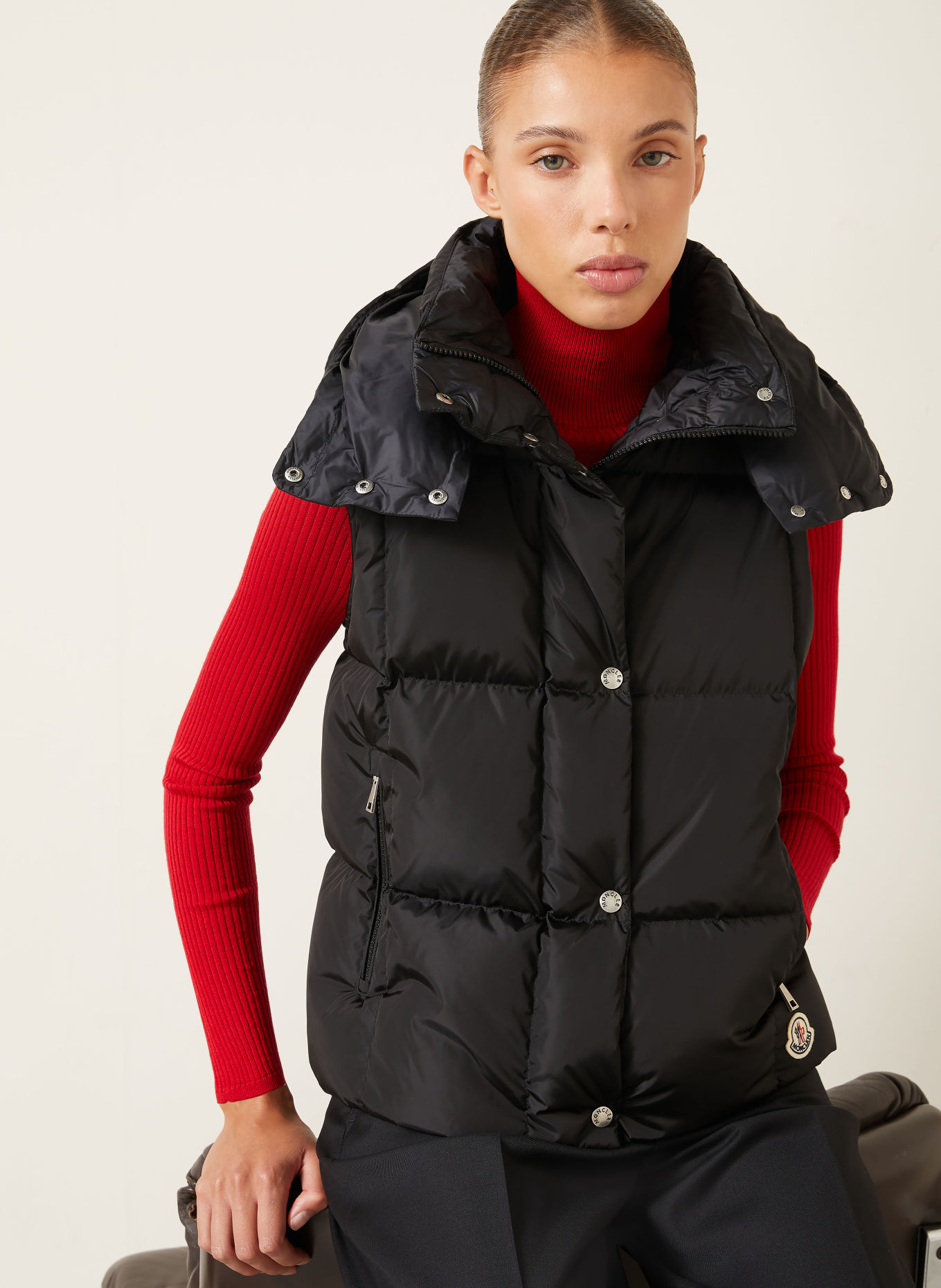 MONCLER Daunenweste MACAREUX mit abnehmbarer Kapuze: SCHWARZ