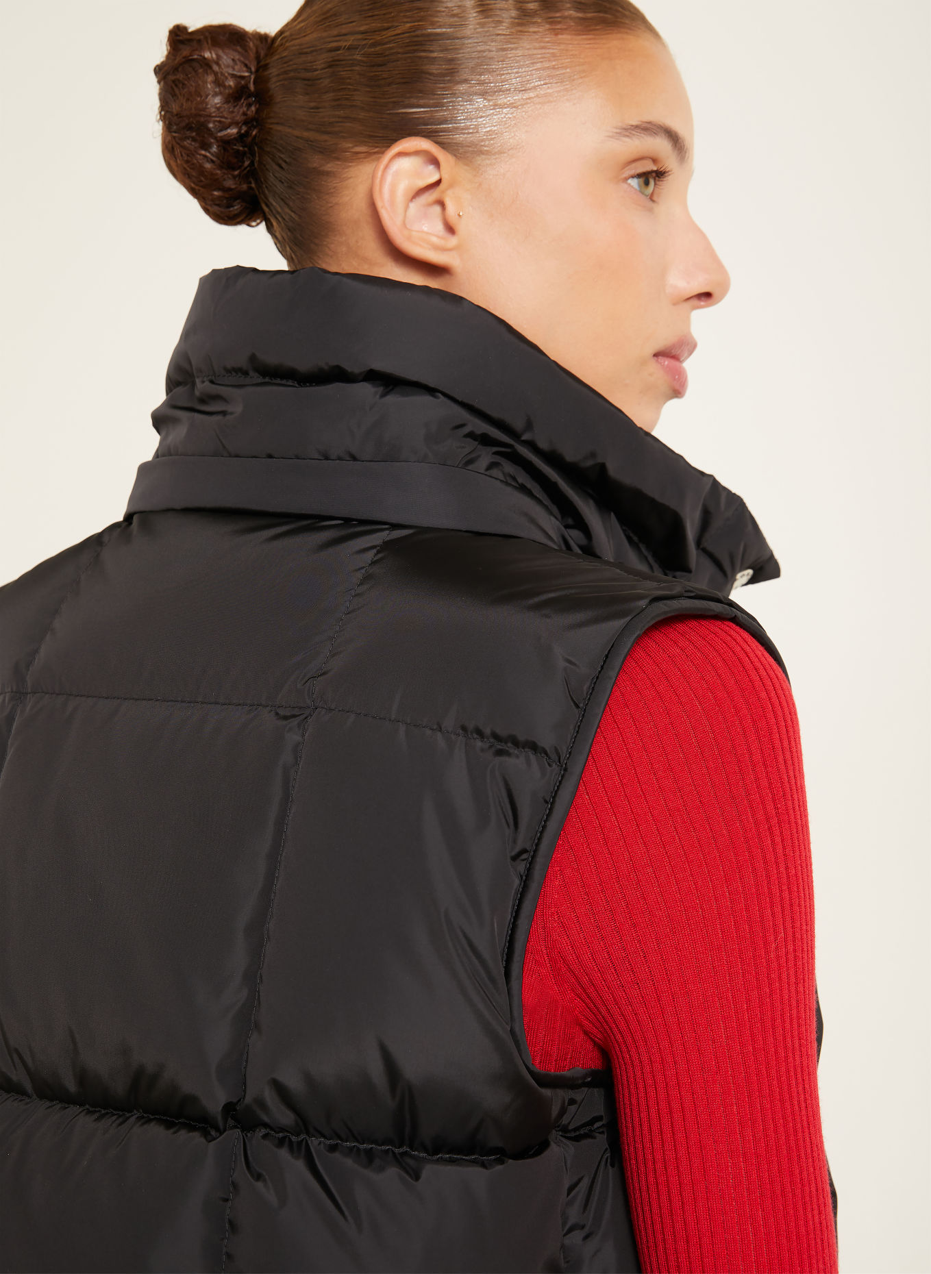MONCLER Daunenweste MACAREUX mit abnehmbarer Kapuze: SCHWARZ