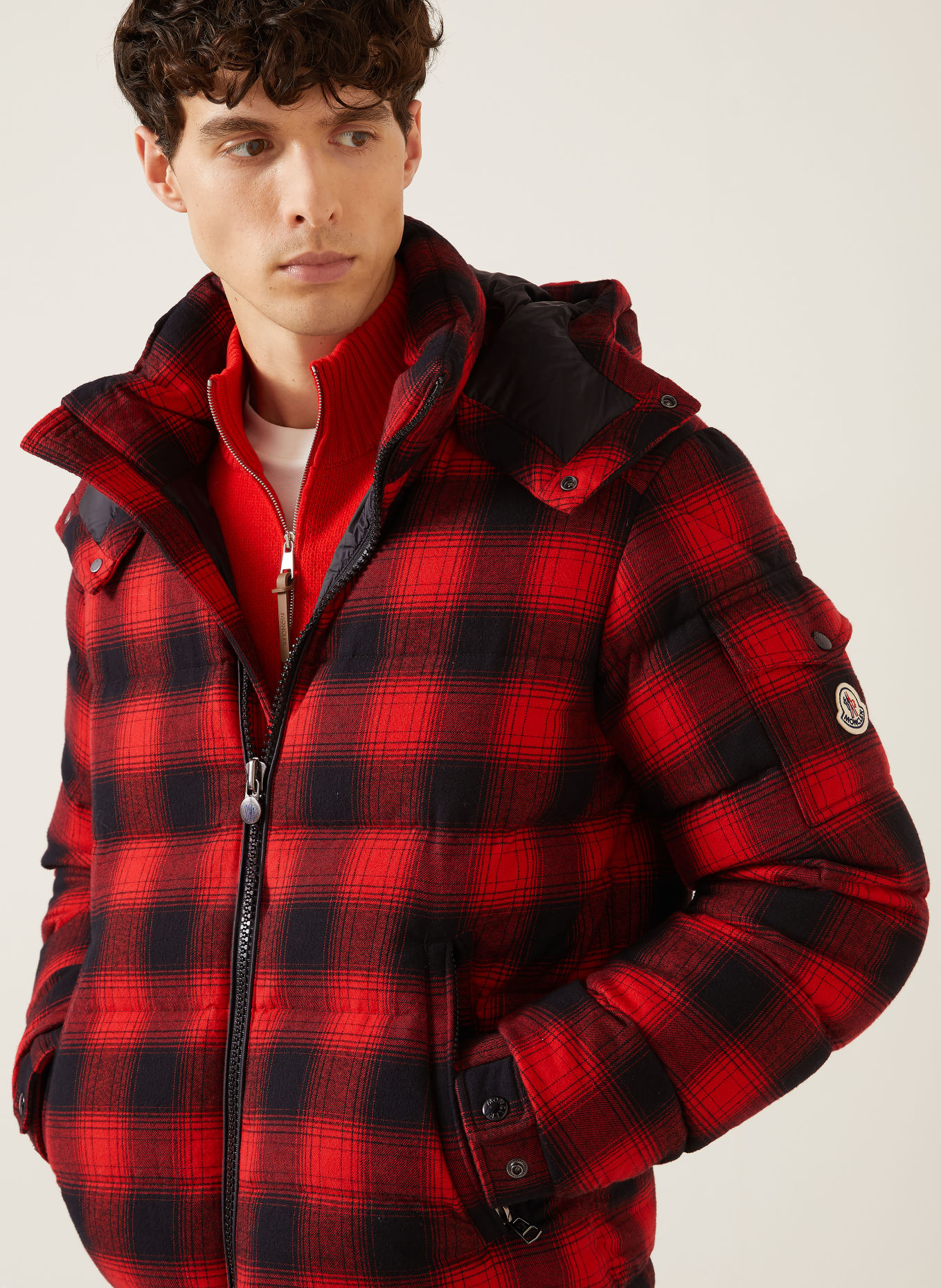 MONCLER Daunenjacke AIROR mit abnehmbarer Kapuze: ROT / SCHWARZ