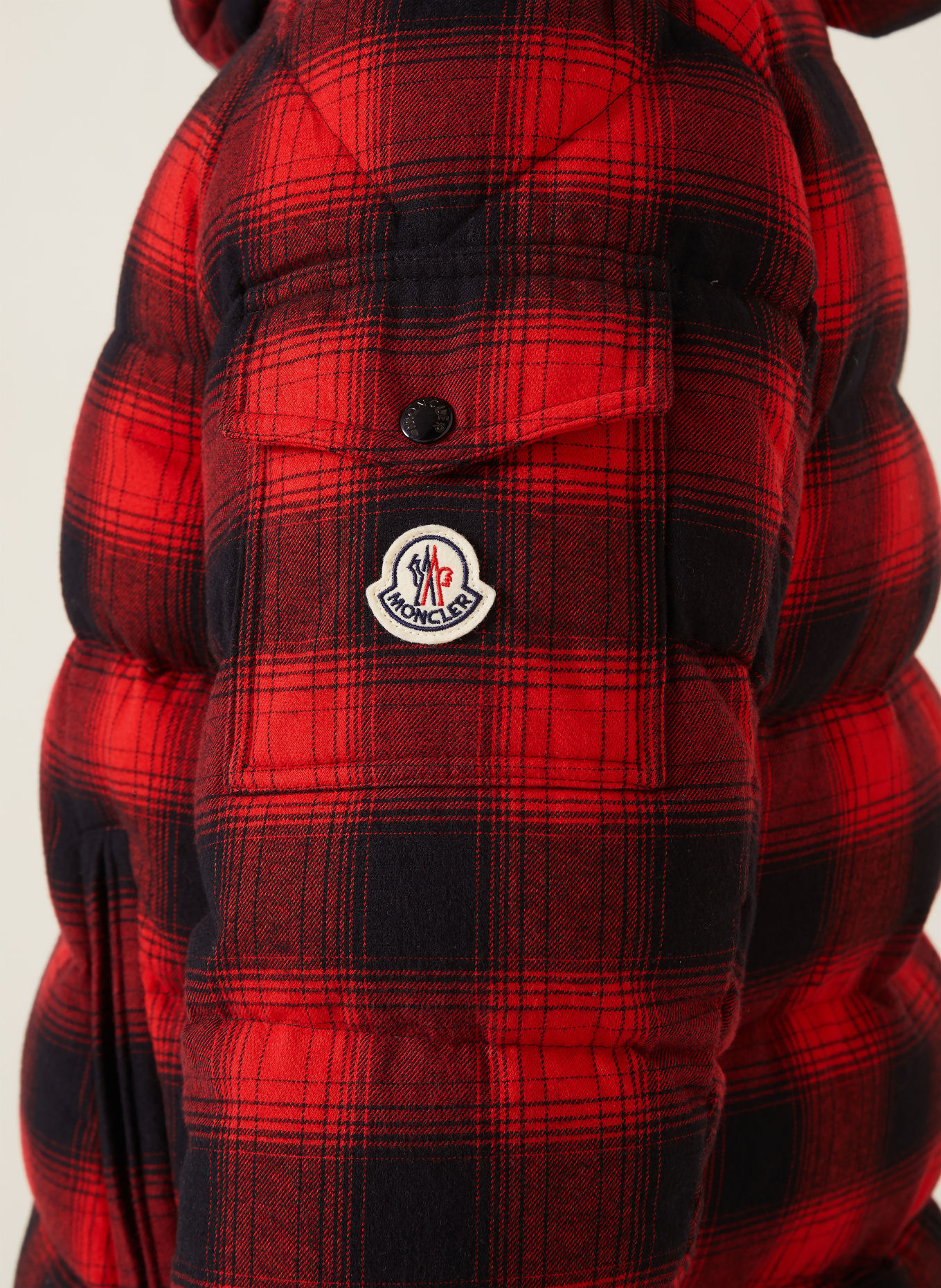 MONCLER Daunenjacke AIROR mit abnehmbarer Kapuze: ROT / SCHWARZ