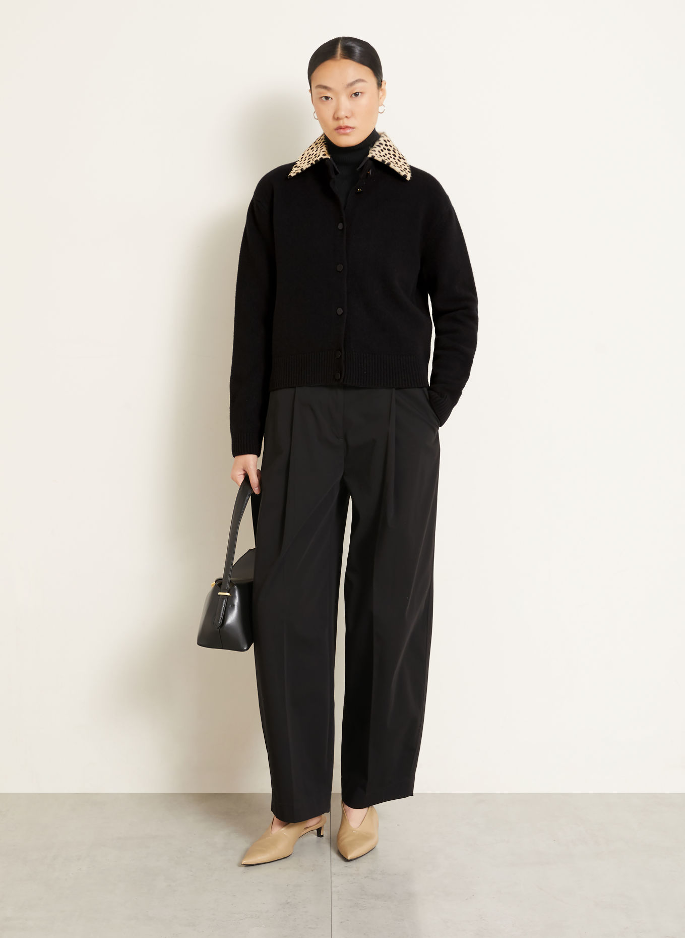 RÓHE Cardigan with detachable collar: BLACK / BEIGE