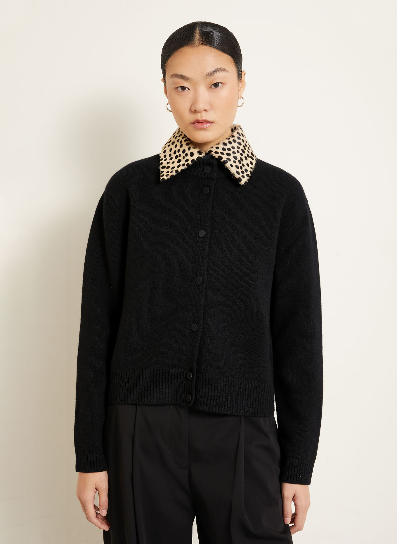 RÓHE Cardigan with detachable collar: BLACK / BEIGE