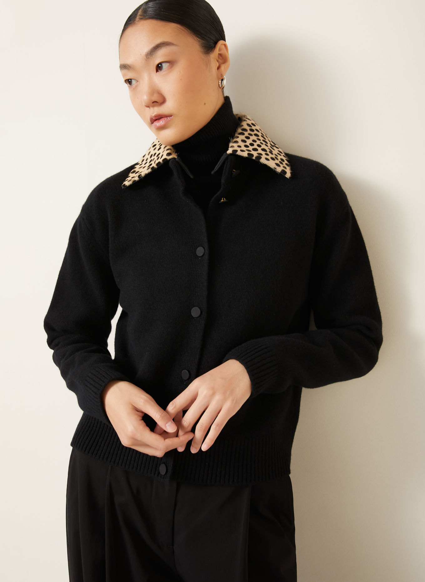 RÓHE Cardigan with detachable collar: BLACK / BEIGE