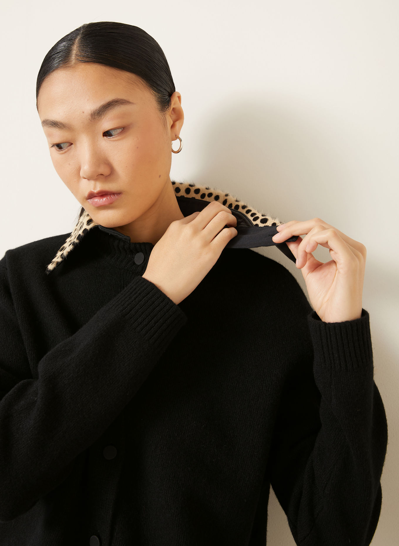 RÓHE Cardigan with detachable collar: BLACK / BEIGE