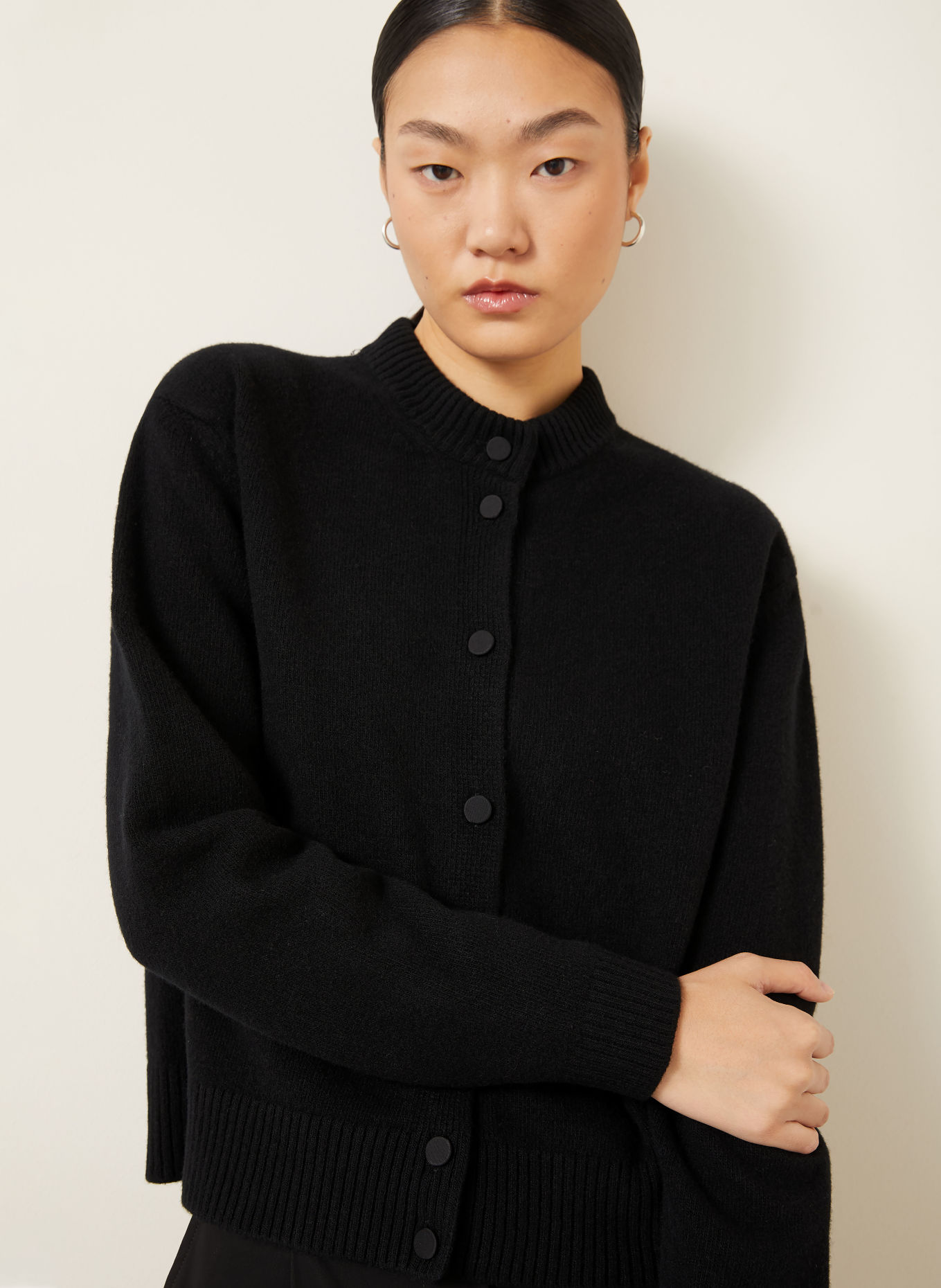 RÓHE Cardigan with detachable collar: BLACK / BEIGE