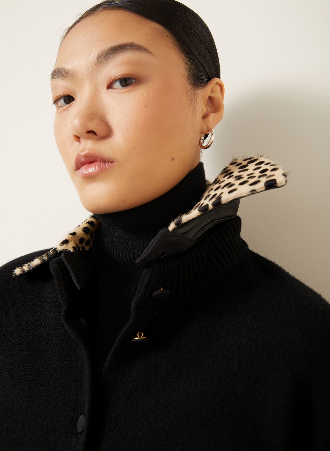 RÓHE Cardigan with detachable collar: BLACK / BEIGE