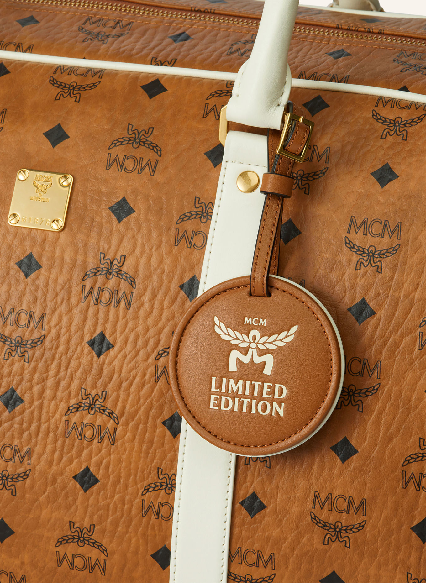 MCM ADIDAS X FC BAYERN X MCM OTTOMAR Weekender: COGNAC / WHITE