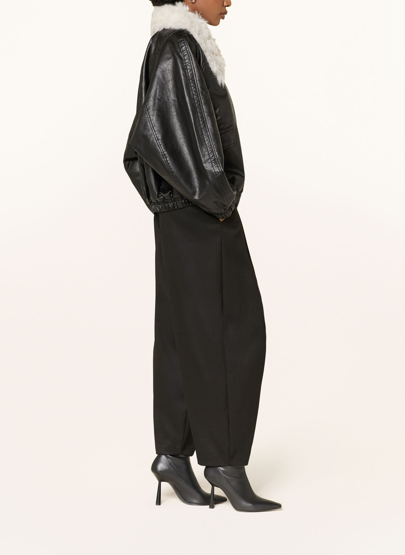 Source Unknown Hose MIKA: SCHWARZ