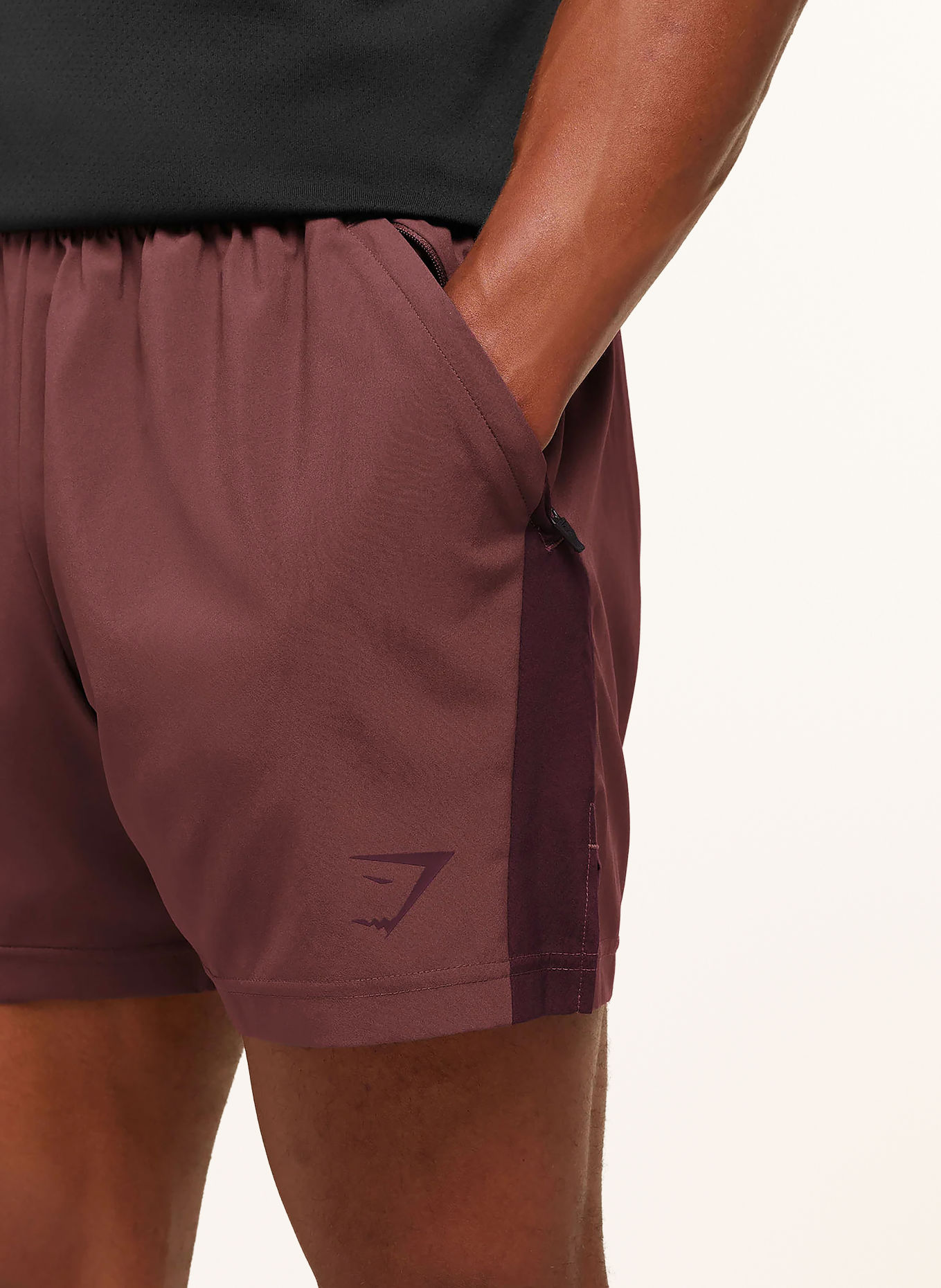 GYMSHARK Trainingsshorts SPORT: DUNKELROT / ROT