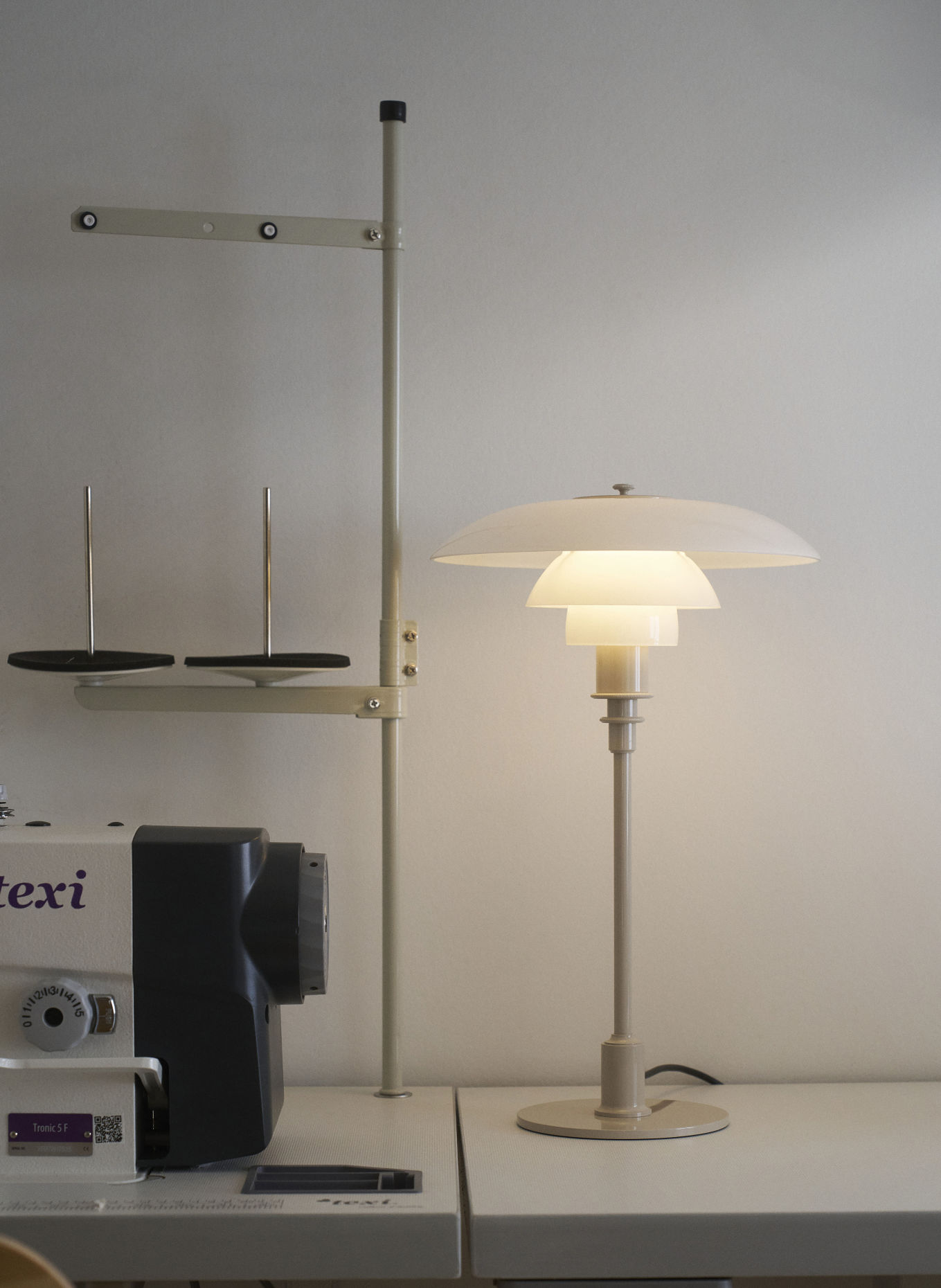 louis poulsen Bordslampa PH 3/2: VIT / BEIGE