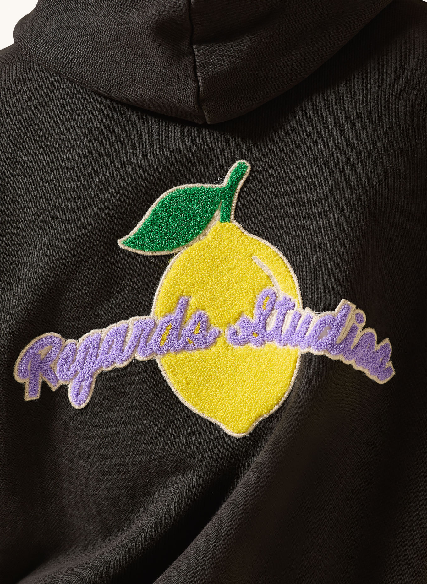 REGARDS Hoodie: DUNKELBRAUN / LILA / NEONGELB