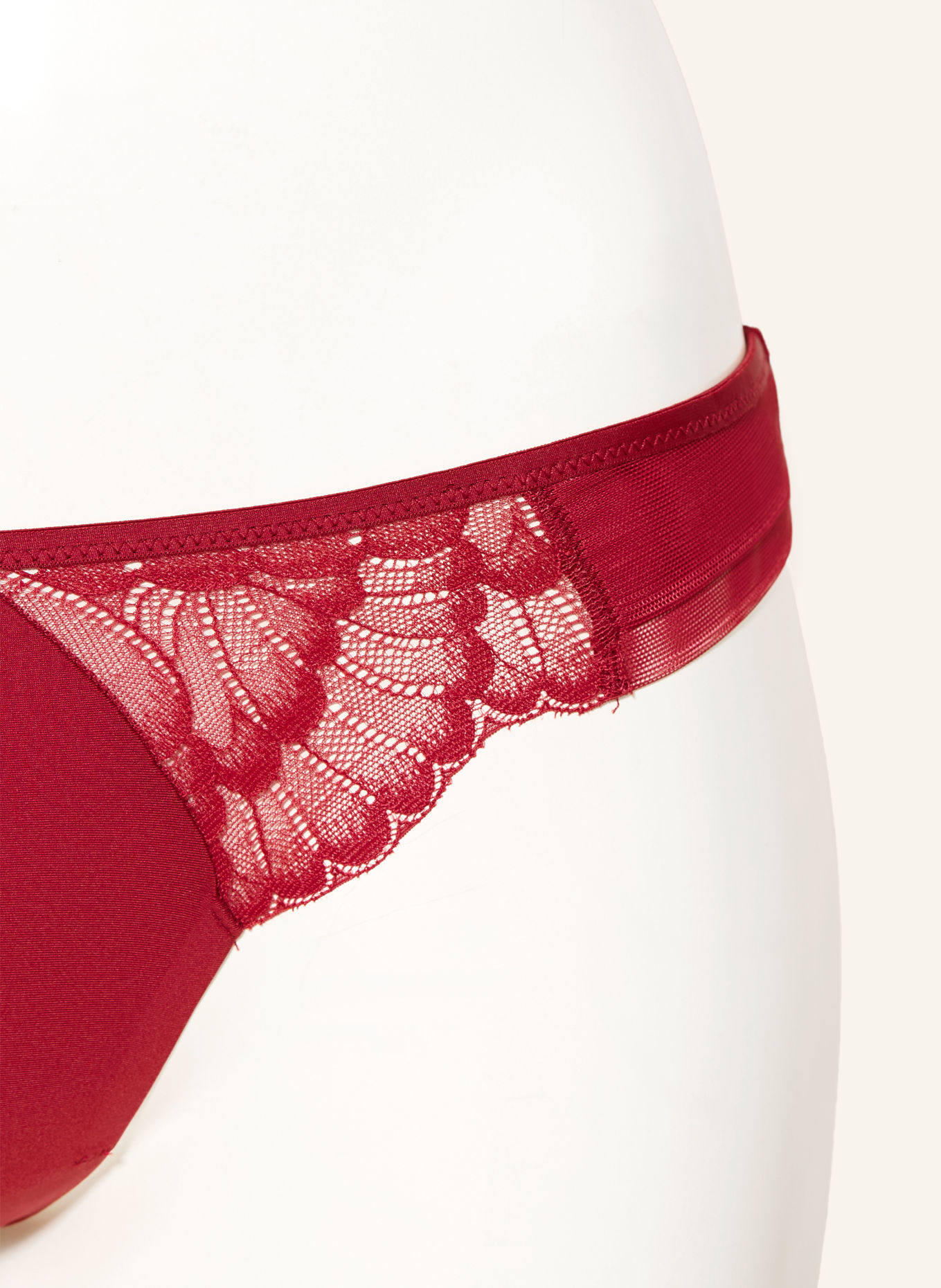 Triumph String LOVE IN LACE: DUNKELROT