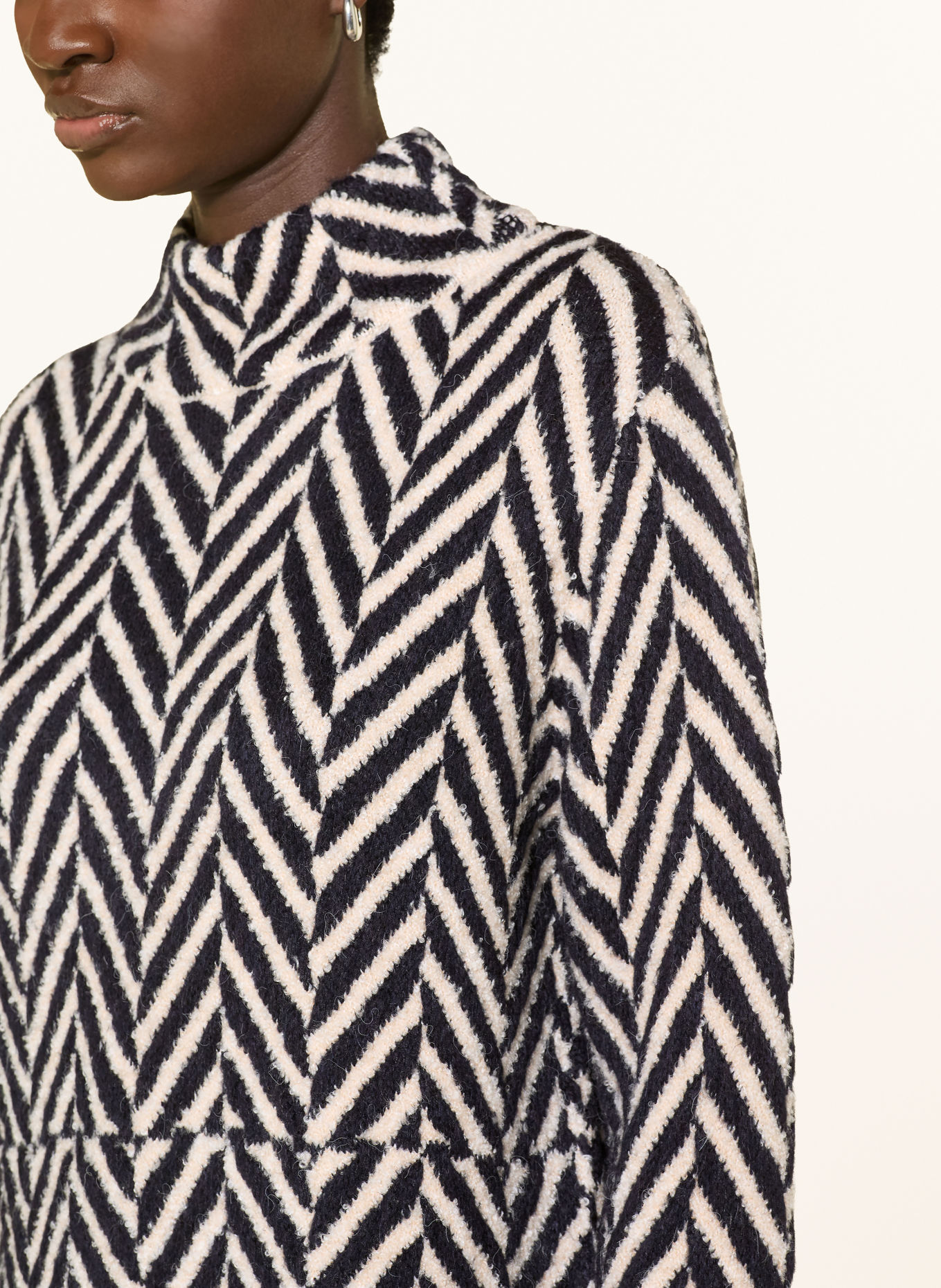 monari Sweater: DARK BLUE / ECRU