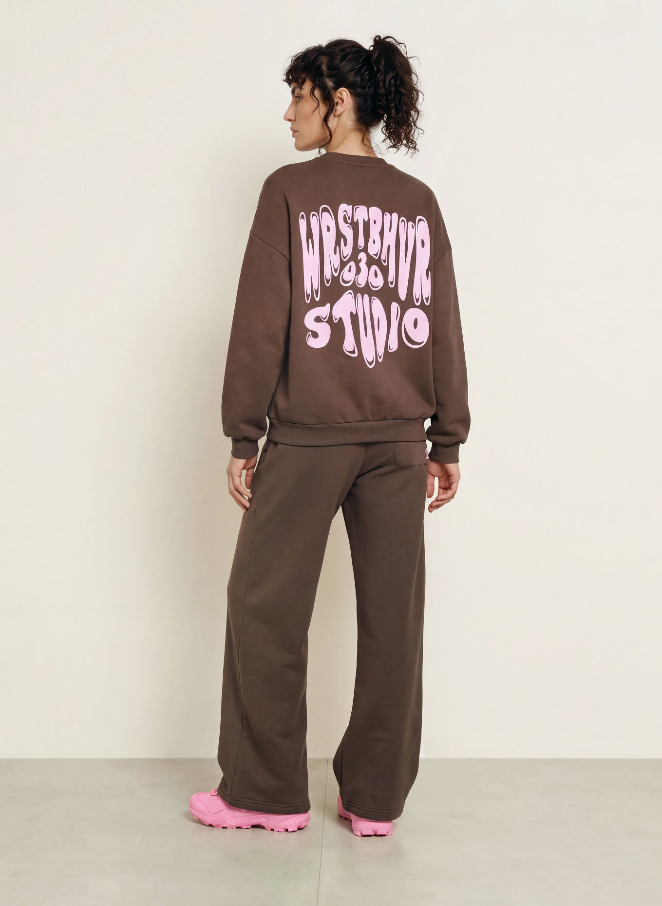 WRSTBHVR Sweatshirt FLYNN V2: BRAUN / ROSA