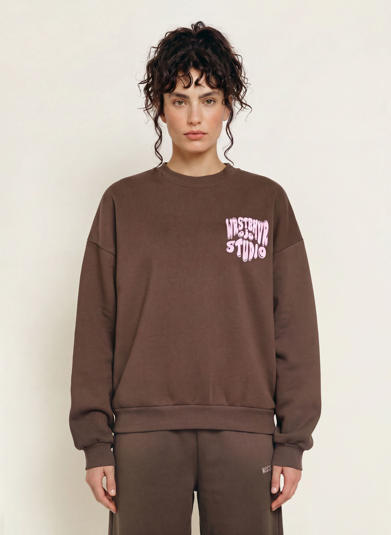 WRSTBHVR Sweatshirt FLYNN V2: BRAUN / ROSA