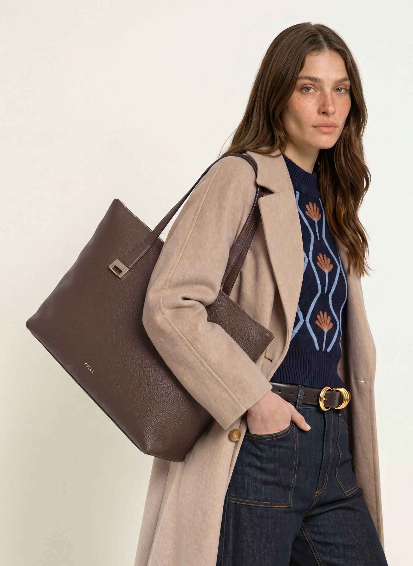 FURLA Skuldertaske OLIVIA LARGE: MØRKEBRUN / GULD