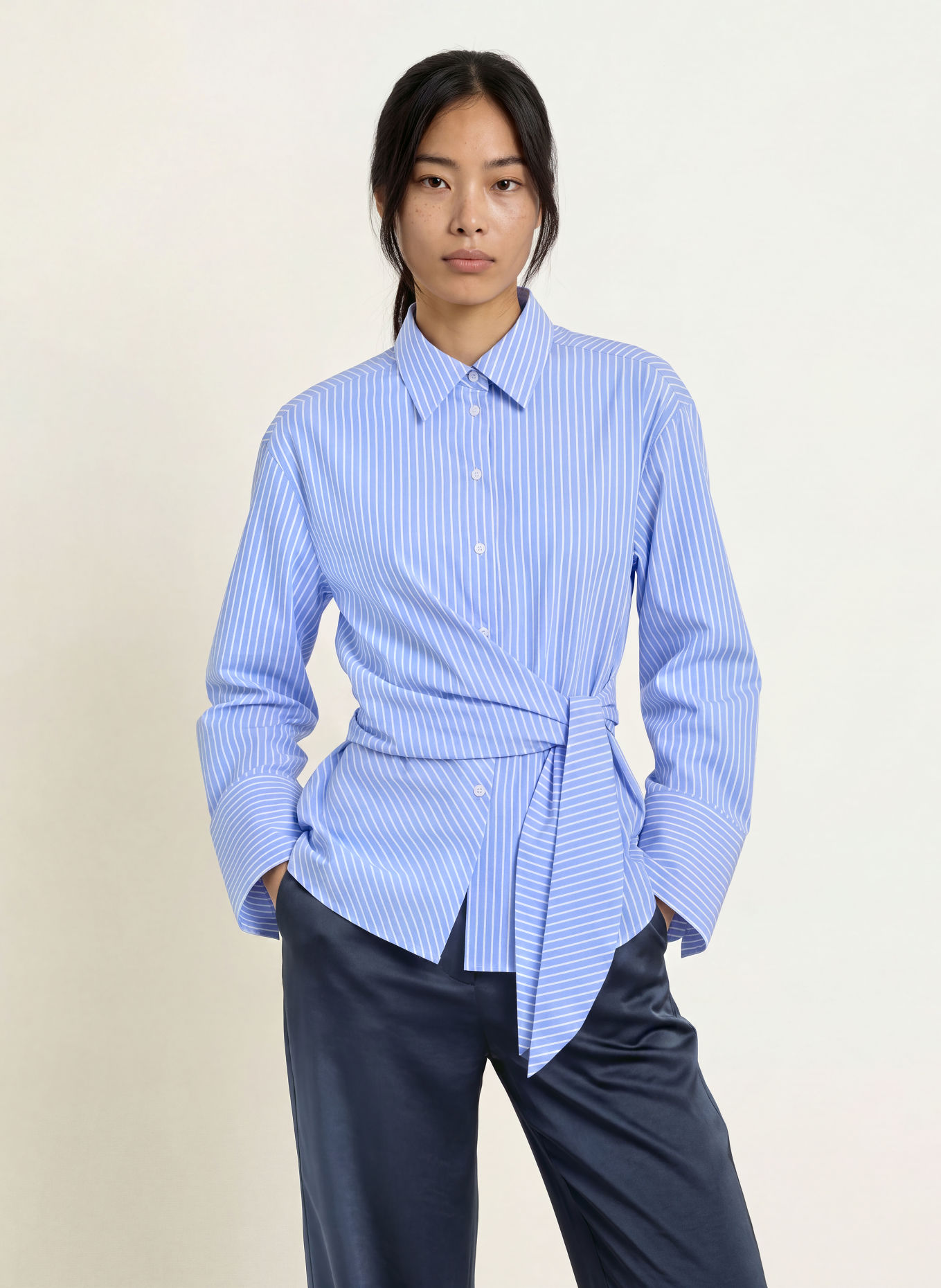 NEO NOIR Hemdbluse HELISA: HELLBLAU / WEISS