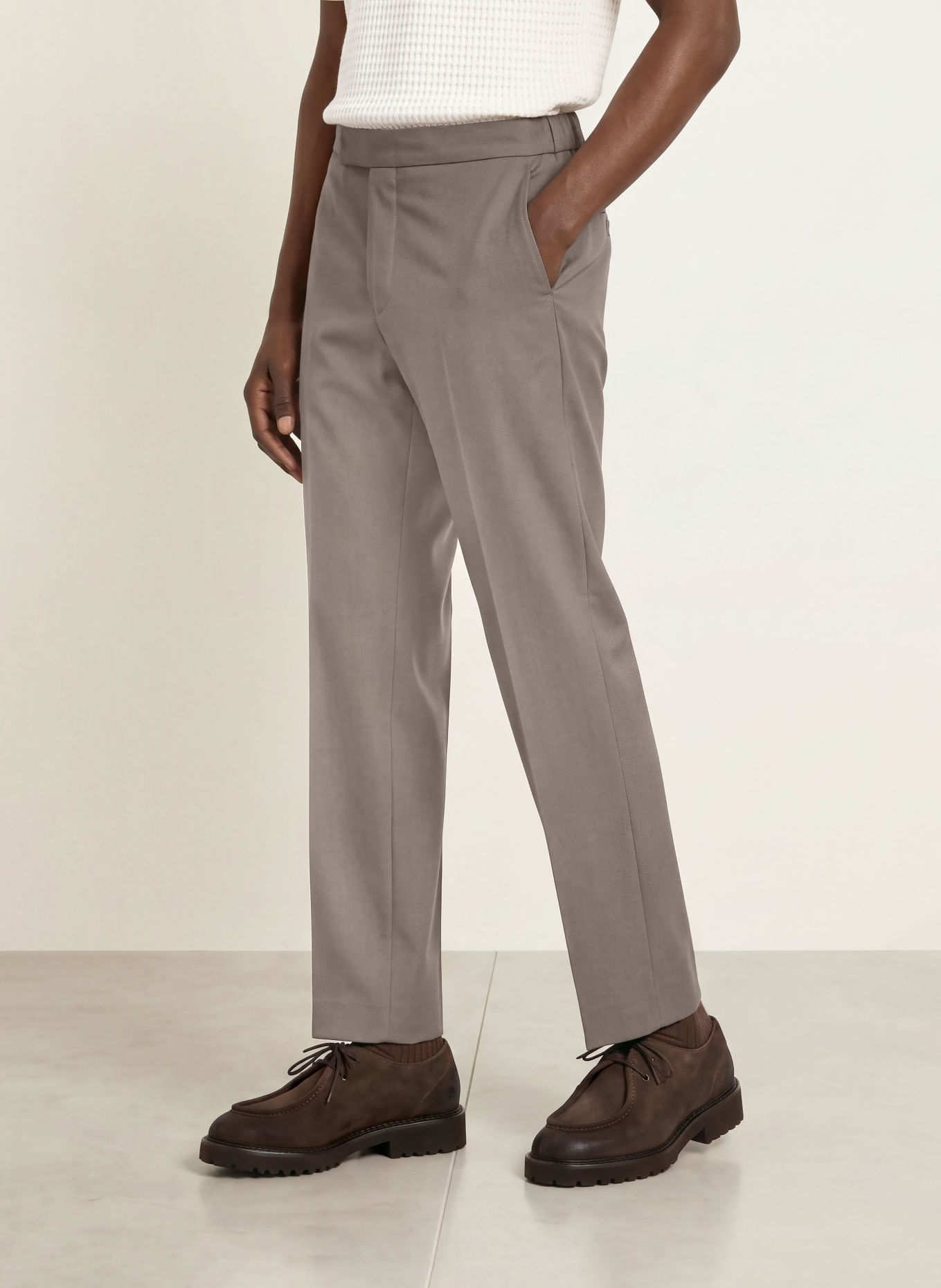 REISS Kalhoty FOUND Slim Fit: HNĚDÁ
