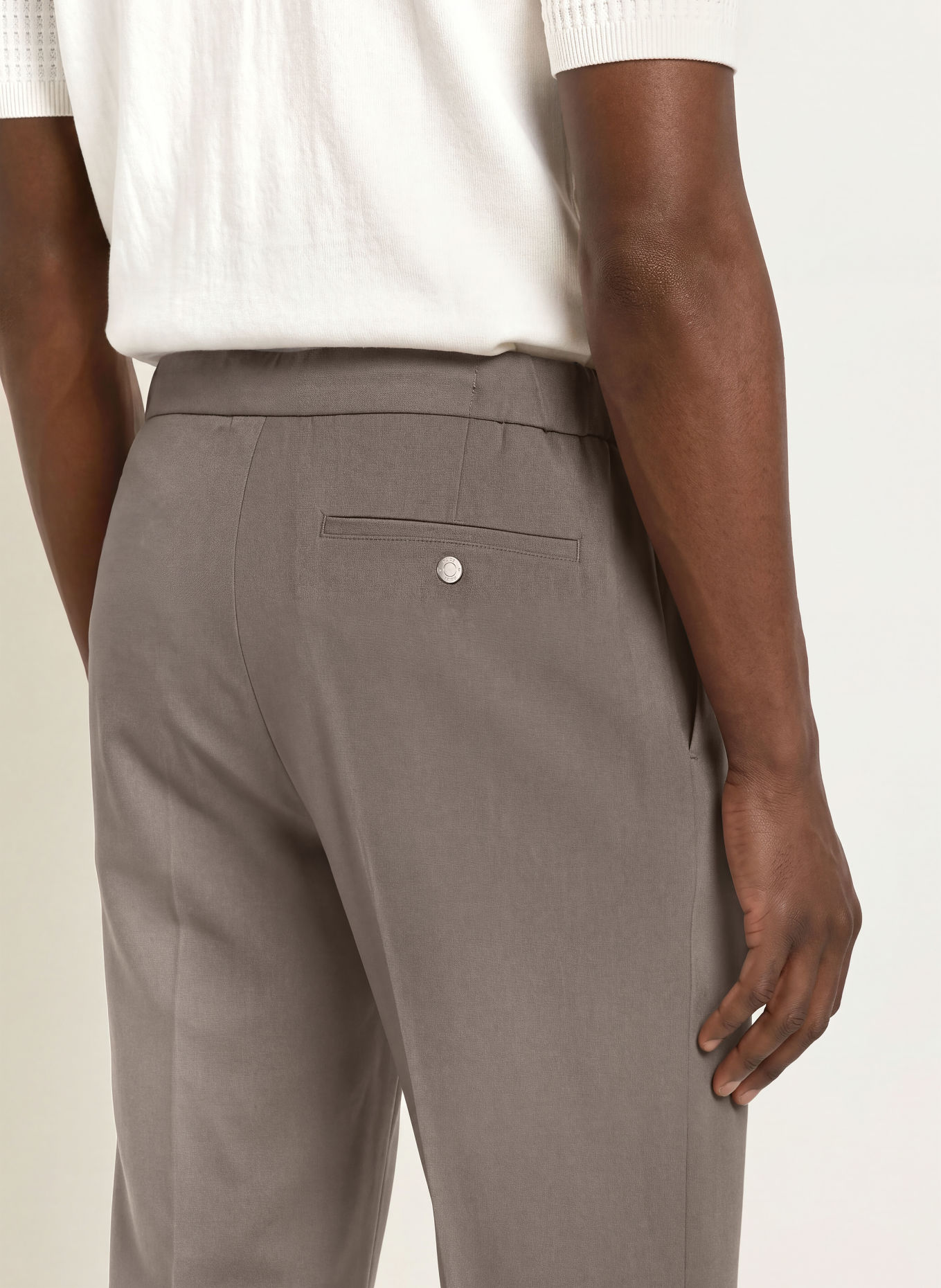 REISS Kalhoty FOUND Slim Fit: HNĚDÁ