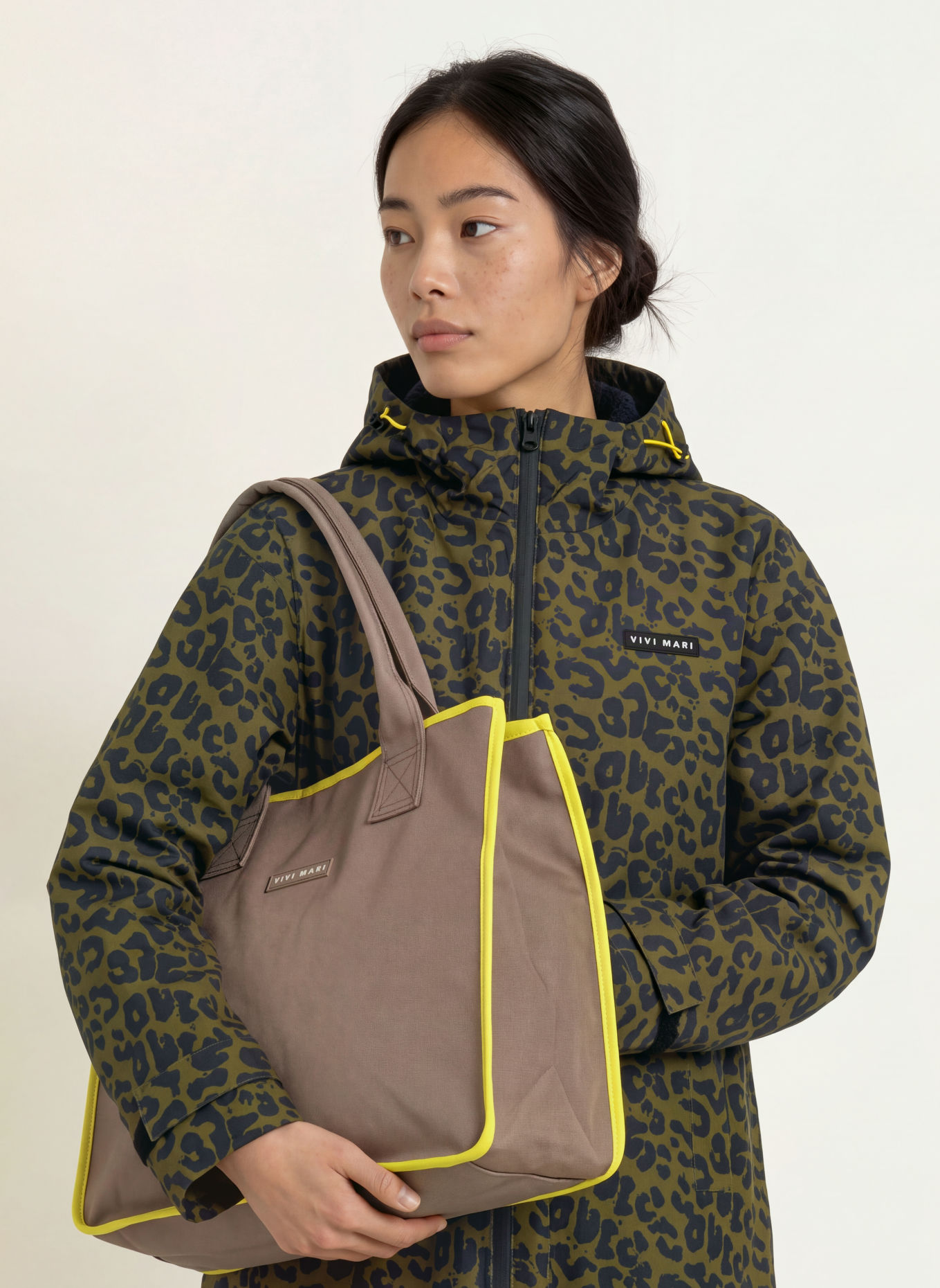 VIVI MARI Shoppers with Pouch: TAUPE / NEON YELLOW