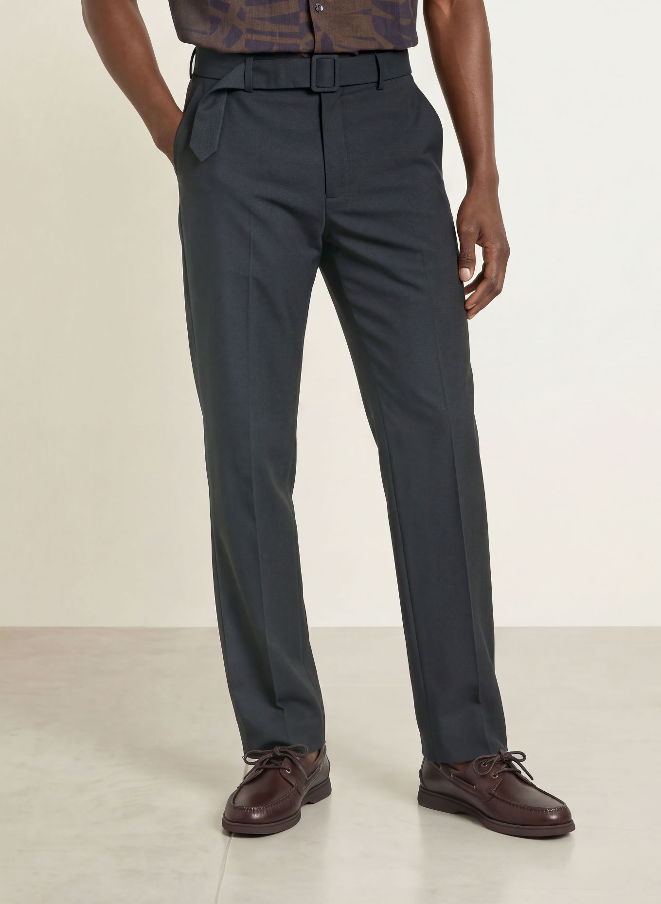 REISS Chino kalhoty PESHI Relaxed Fit: TMAVĚ MODRÁ