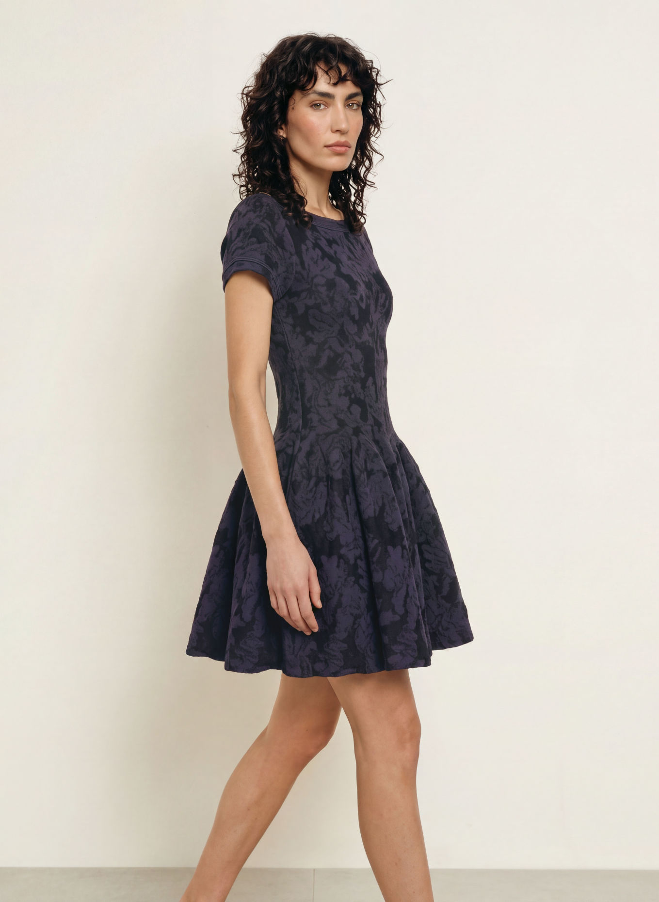 SANDRO Strickkleid: DUNKELBLAU / SCHWARZ