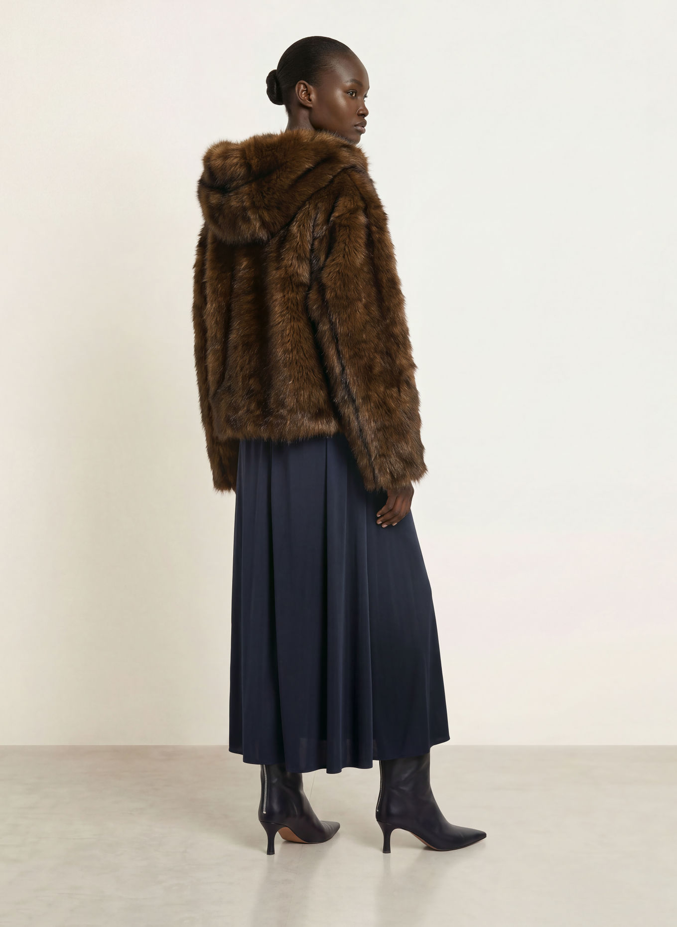 maje Kunstfell-Jacke mit Schmucksteinen: BRAUN