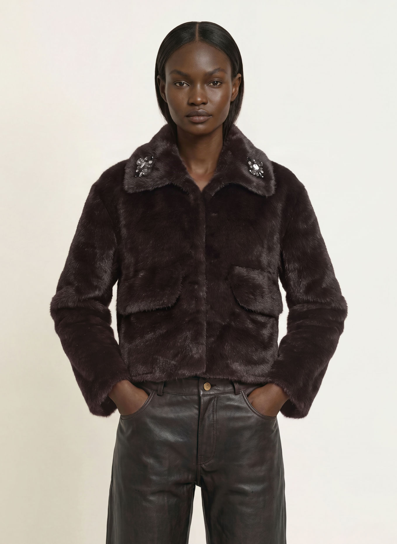 maje Kunstfell-Jacke mit Schmucksteinen: DUNKELBRAUN