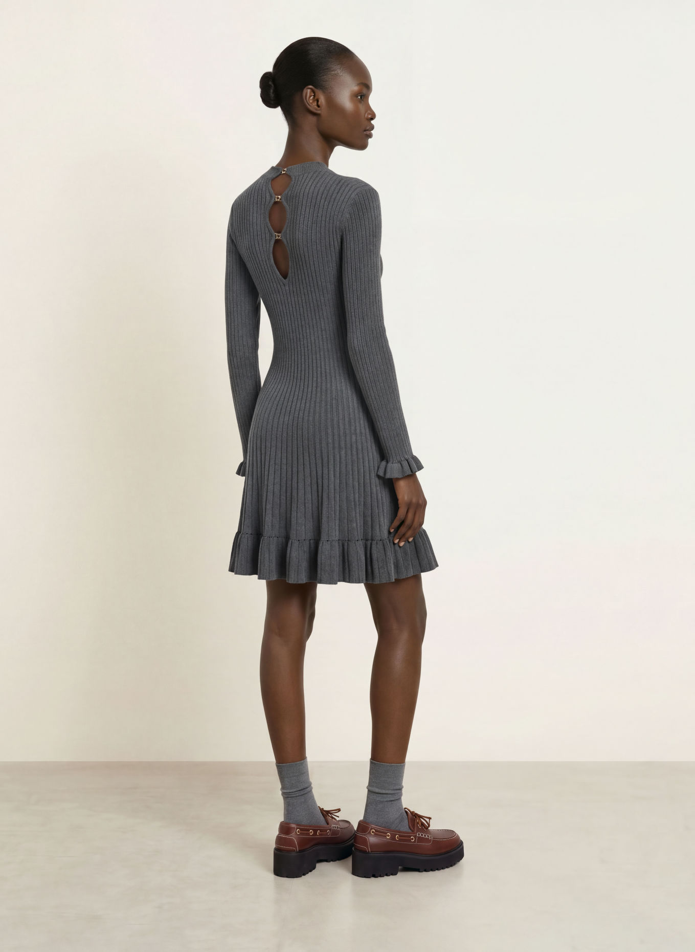 maje Strickkleid mit Volants: DUNKELGRAU