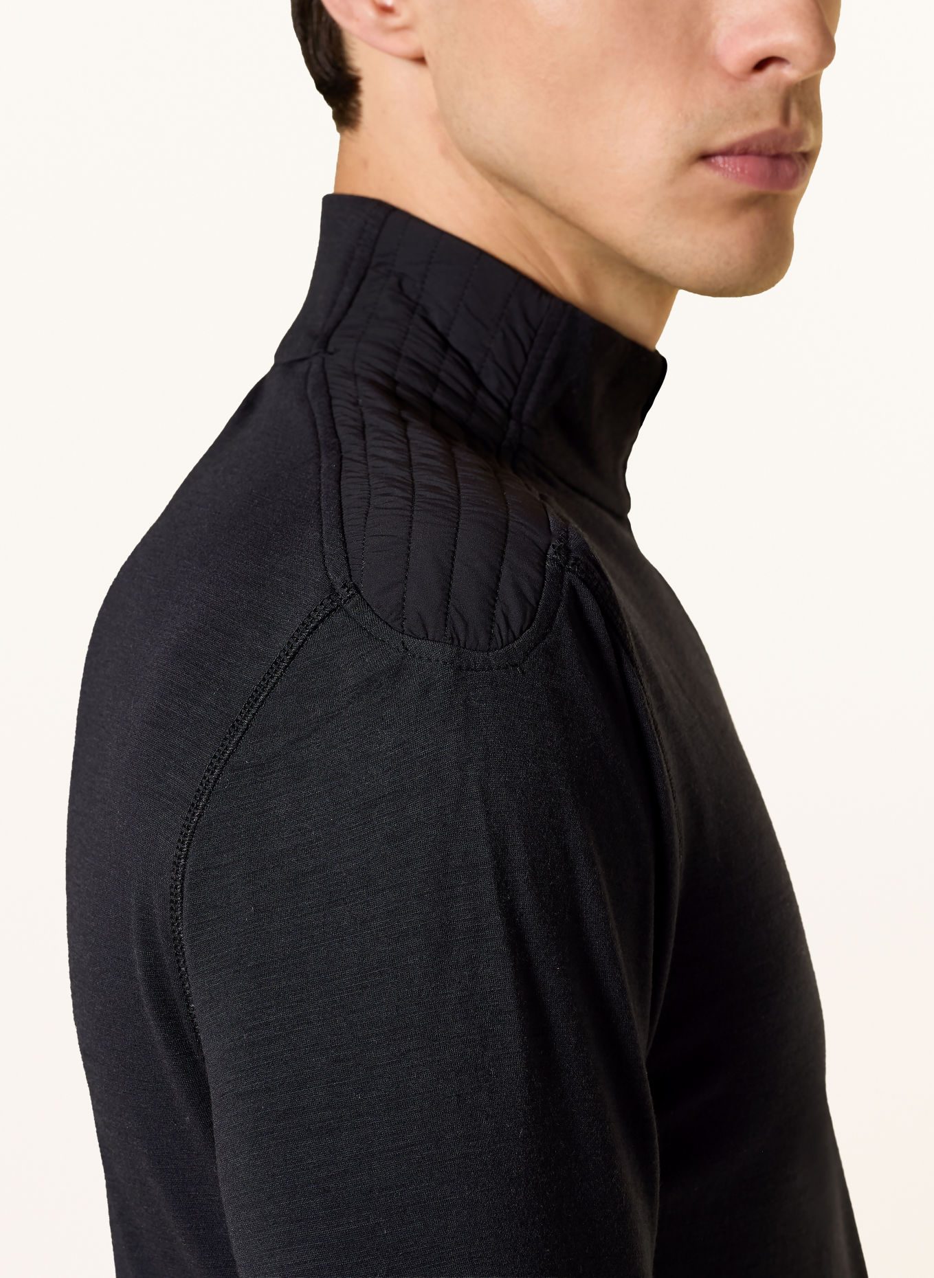 super.natural Mellanlager SHOULDER GUARD med merinoull: SVART