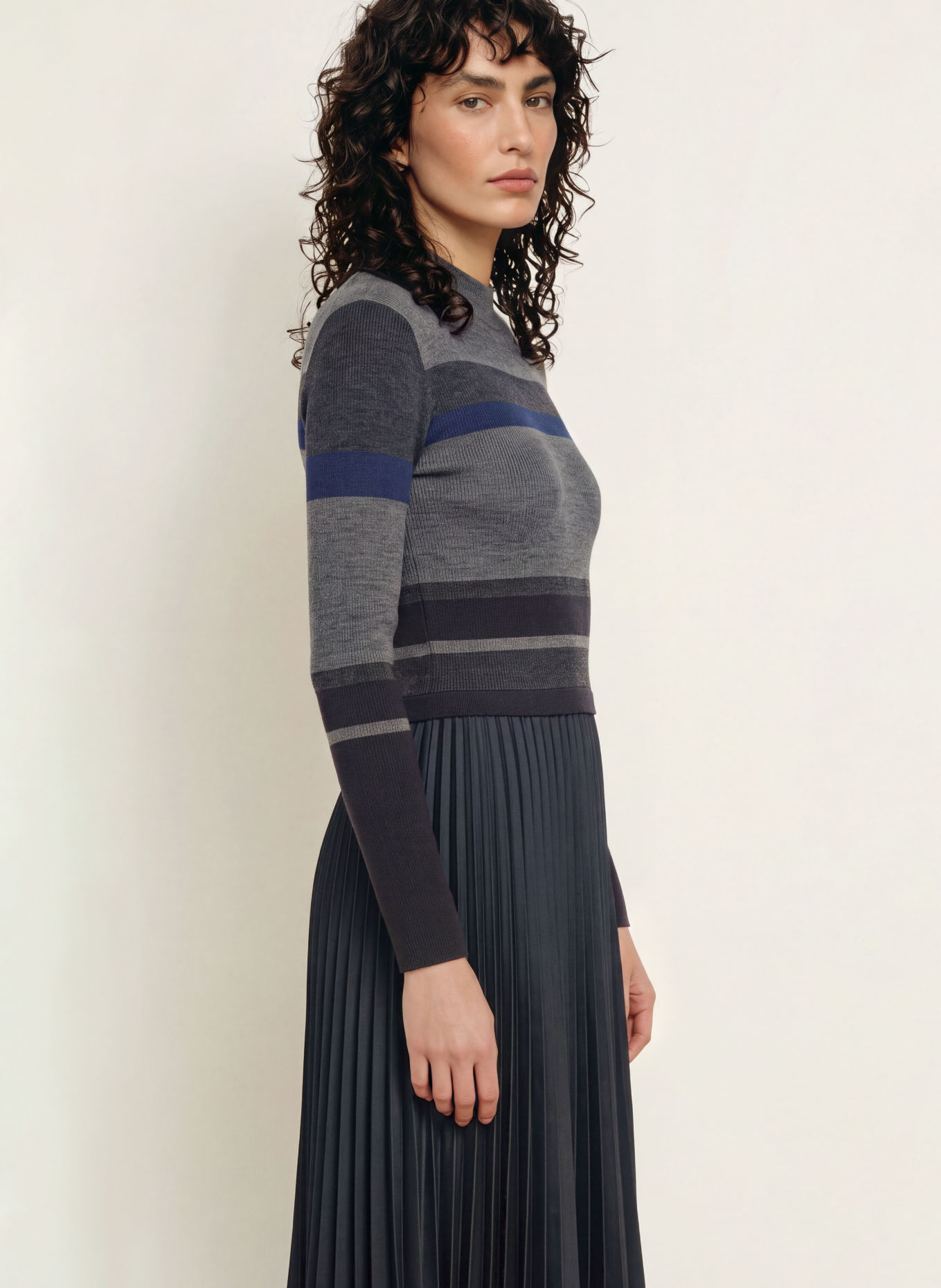 REISS Gebreide jurk CARLA in een mix van materialen met plissé: DONKERGRIJS / BLAUW / ZWART