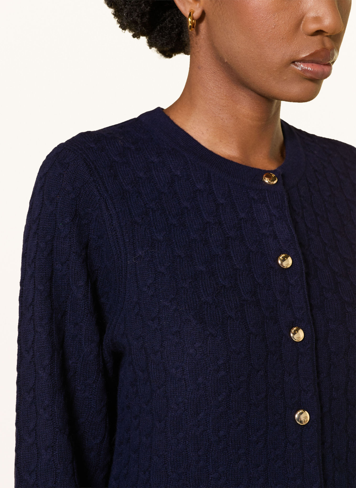 maje Strickjacke mit abnehmbarem Kragen und Schmucksteinen: DUNKELBLAU / WEISS