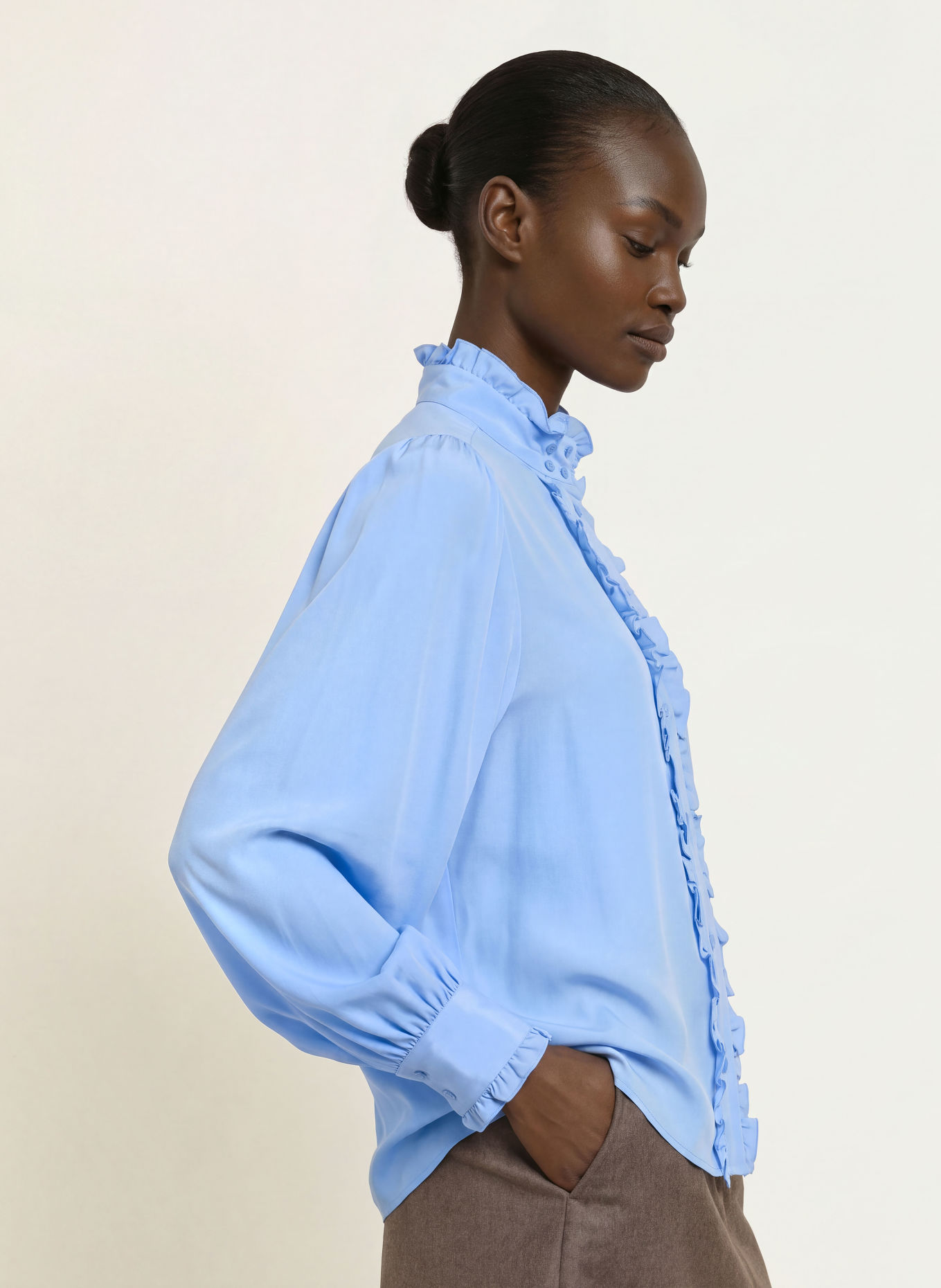 SANDRO Seidenbluse mit Rüschen: HELLBLAU