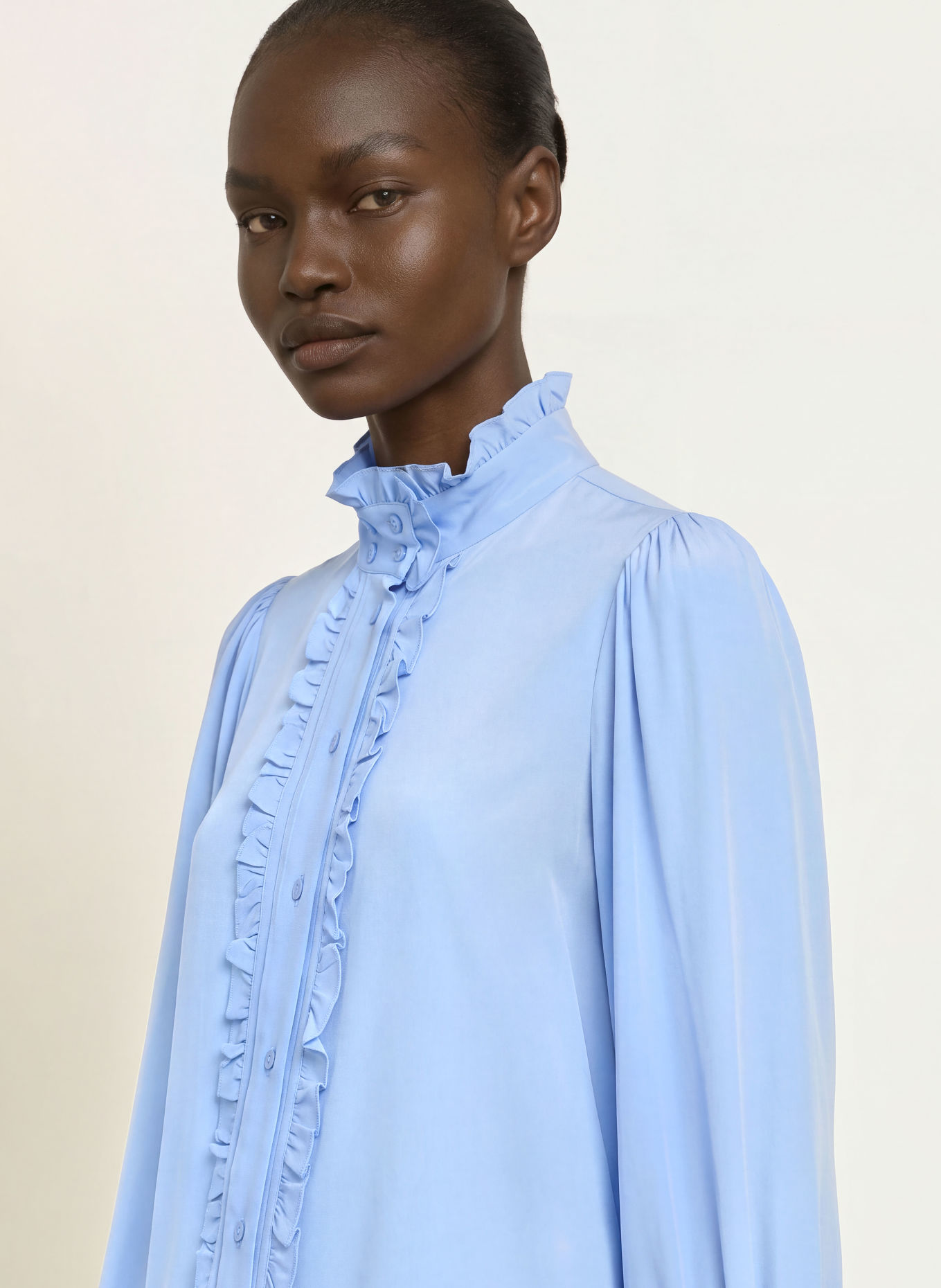 SANDRO Seidenbluse mit Rüschen: HELLBLAU