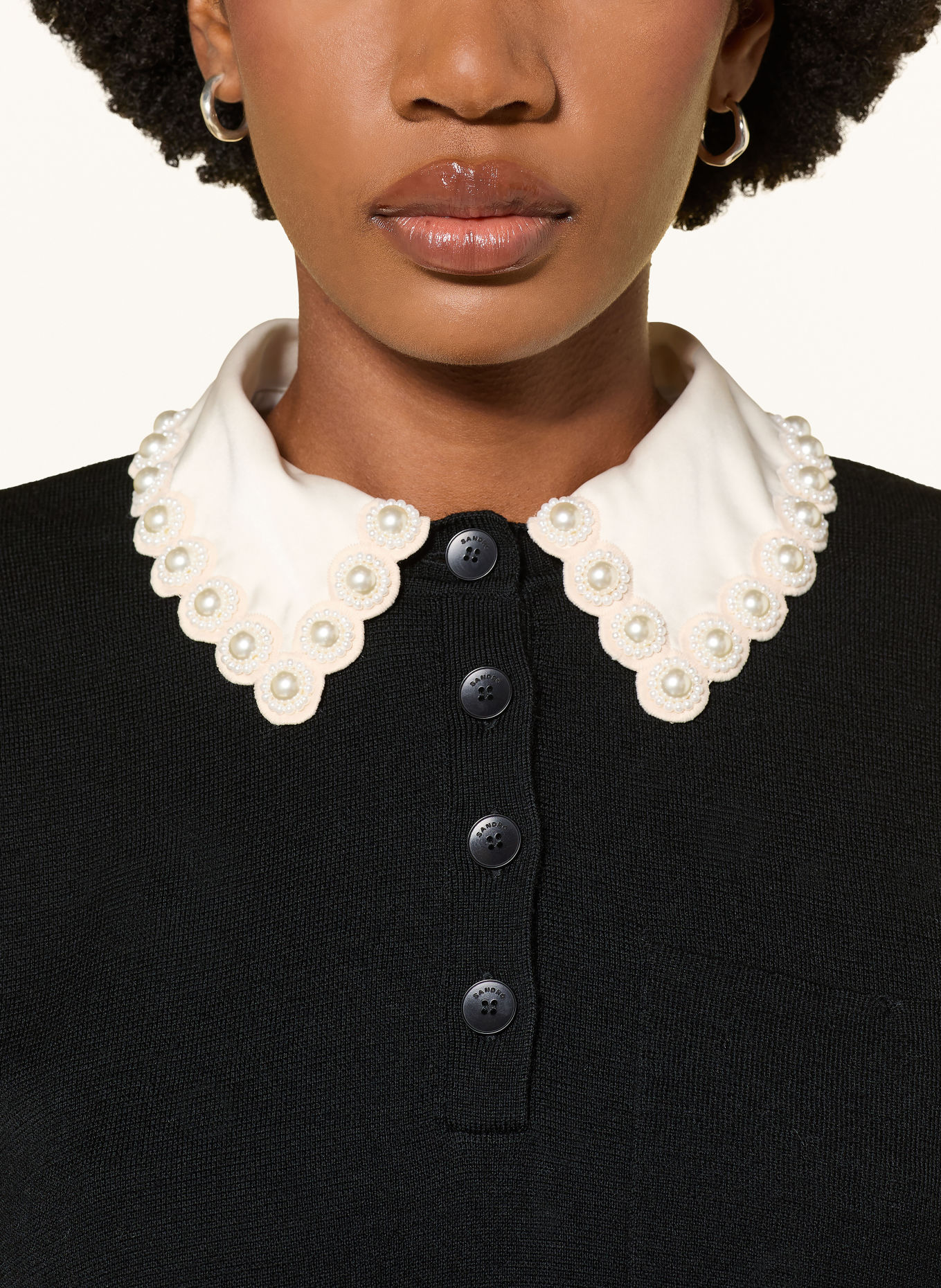 SANDRO Pullover mit abnehmbarem Kragen und Schmuckperlen: SCHWARZ / CREME