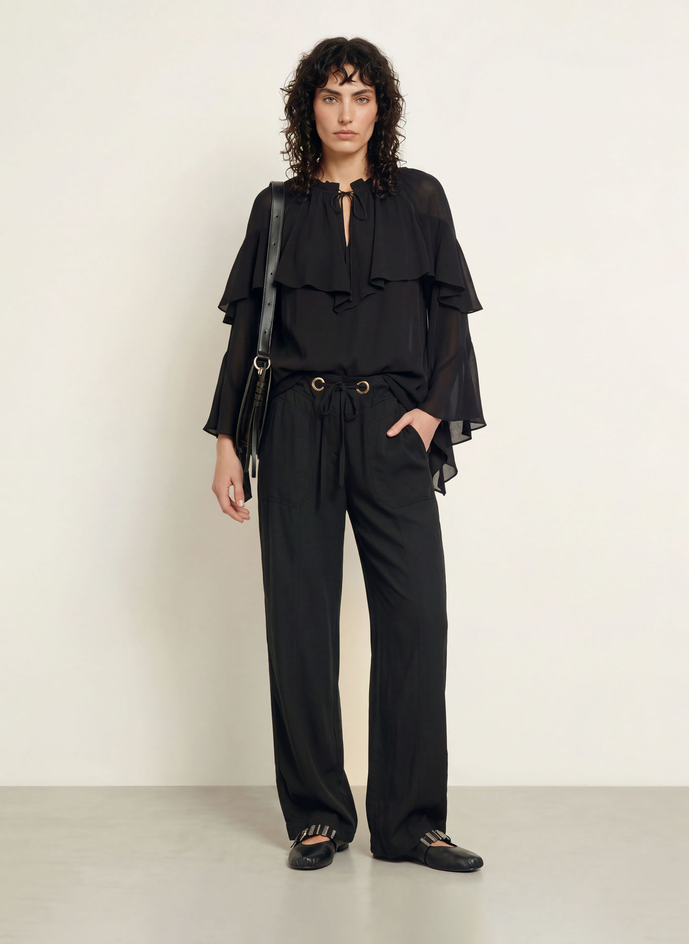 ba&sh Blusenshirt BETTY mit Volants: SCHWARZ